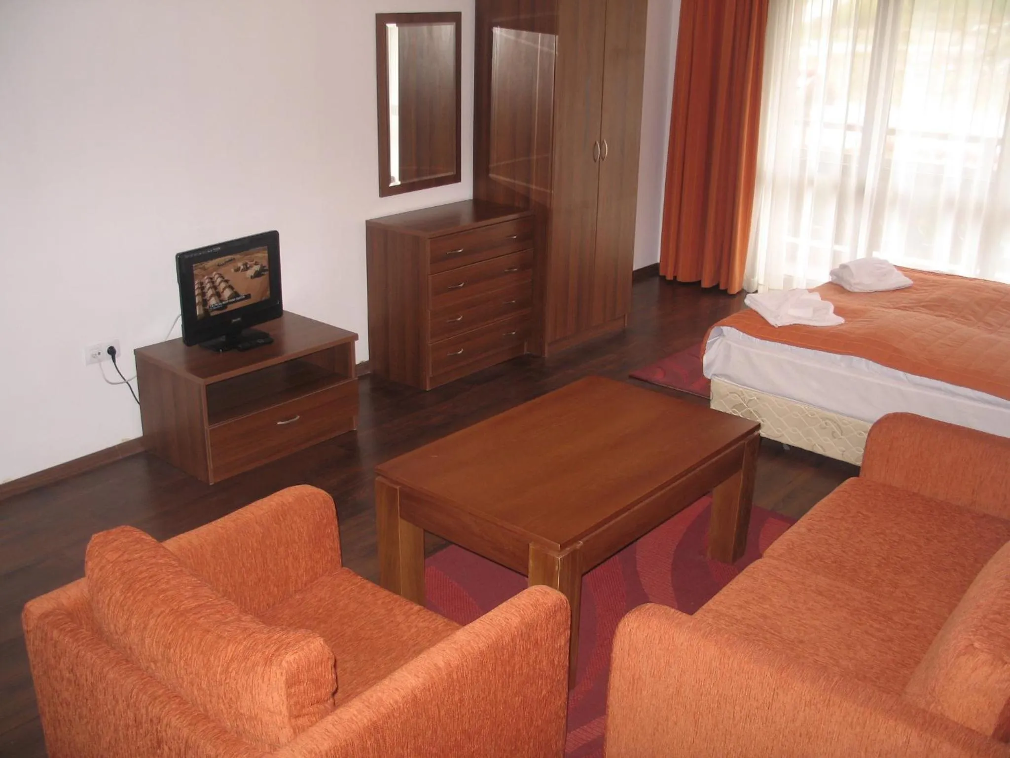 Living room, Bed in Winslow Infinity Aparthotel