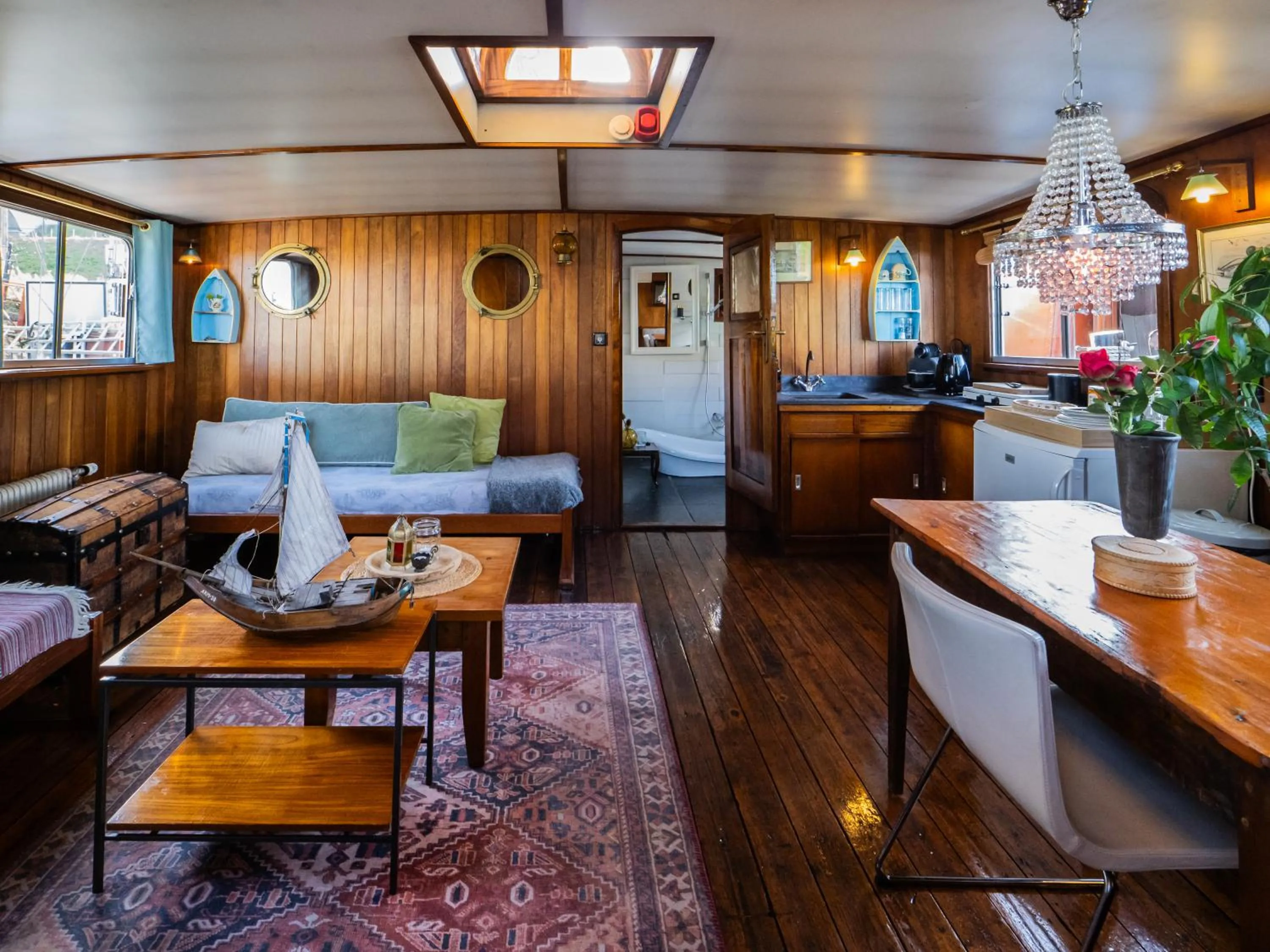 Living room in Boat 'Opoe Sientje'