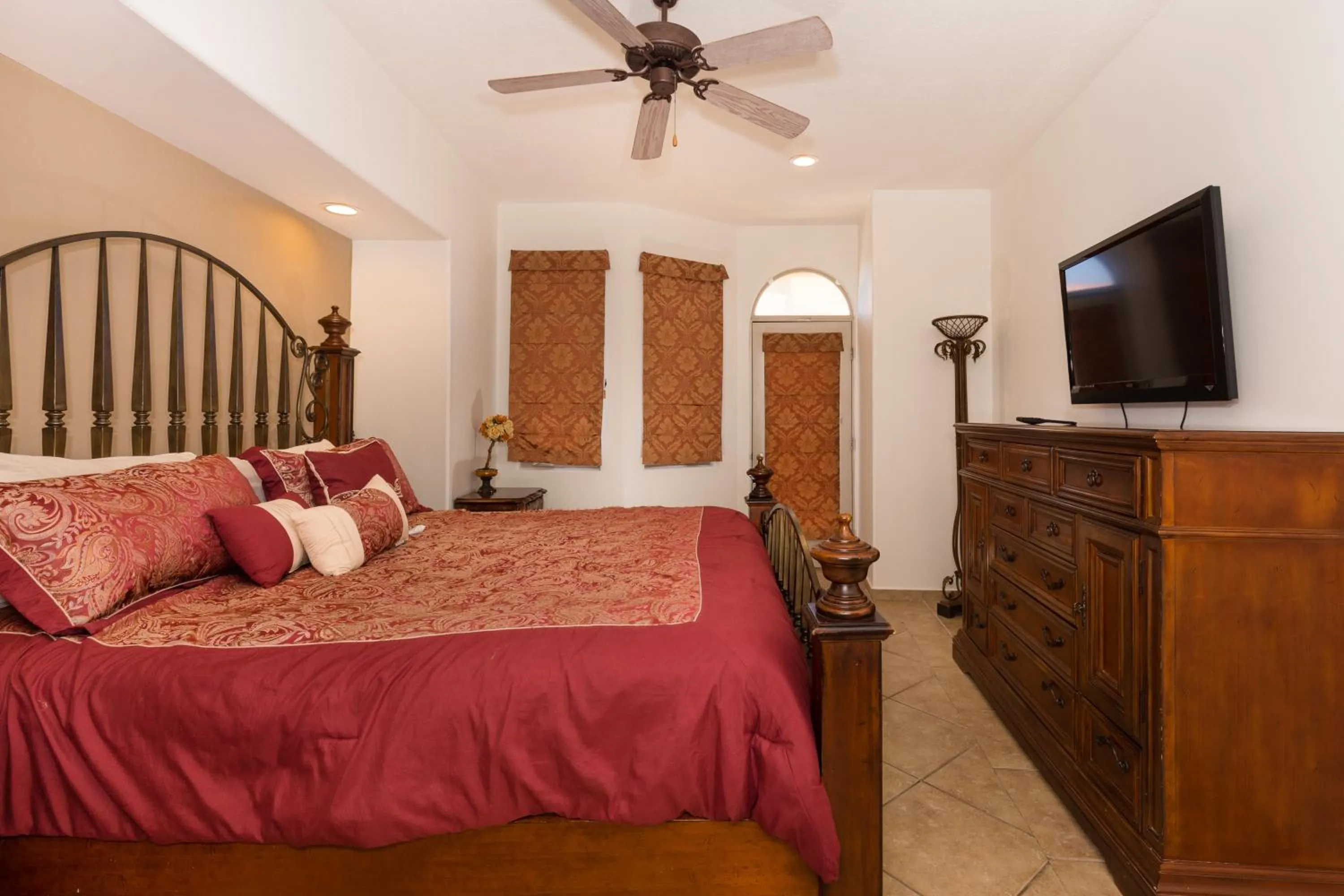 Bed in Bella Sirena 601-B -Stylish Condo in Oceanfront Resort
