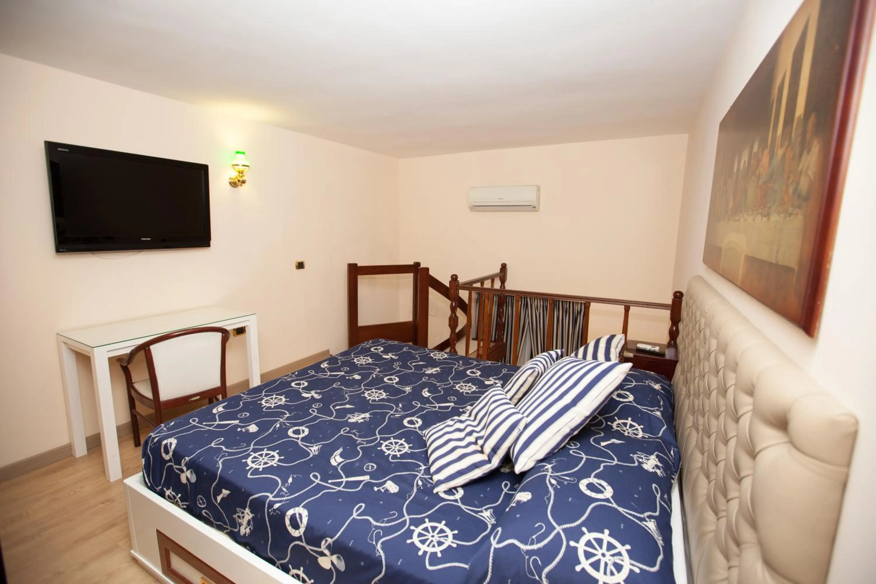 Bed in Hotel Ausonia