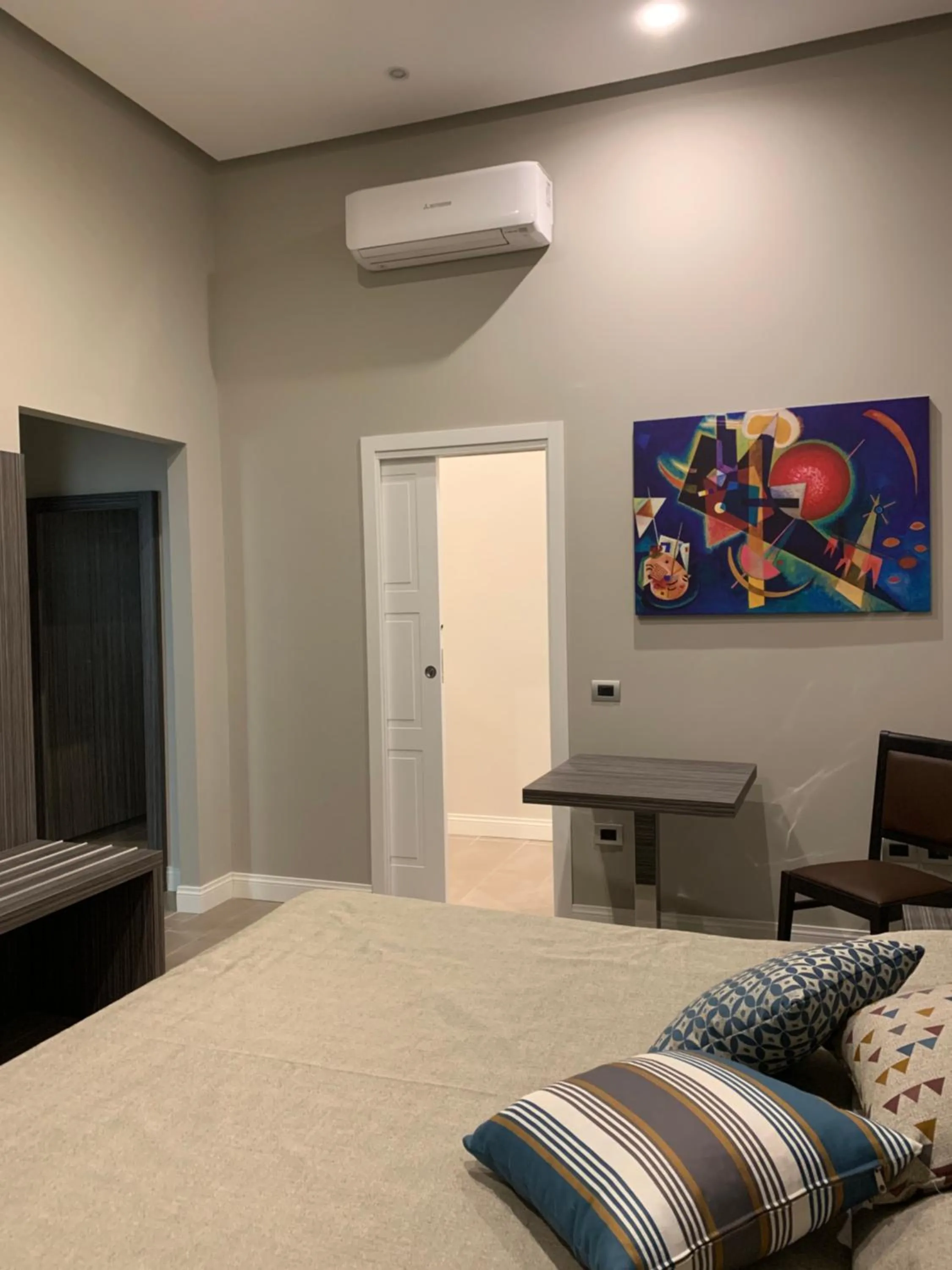 Bed in Hotel Ausonia