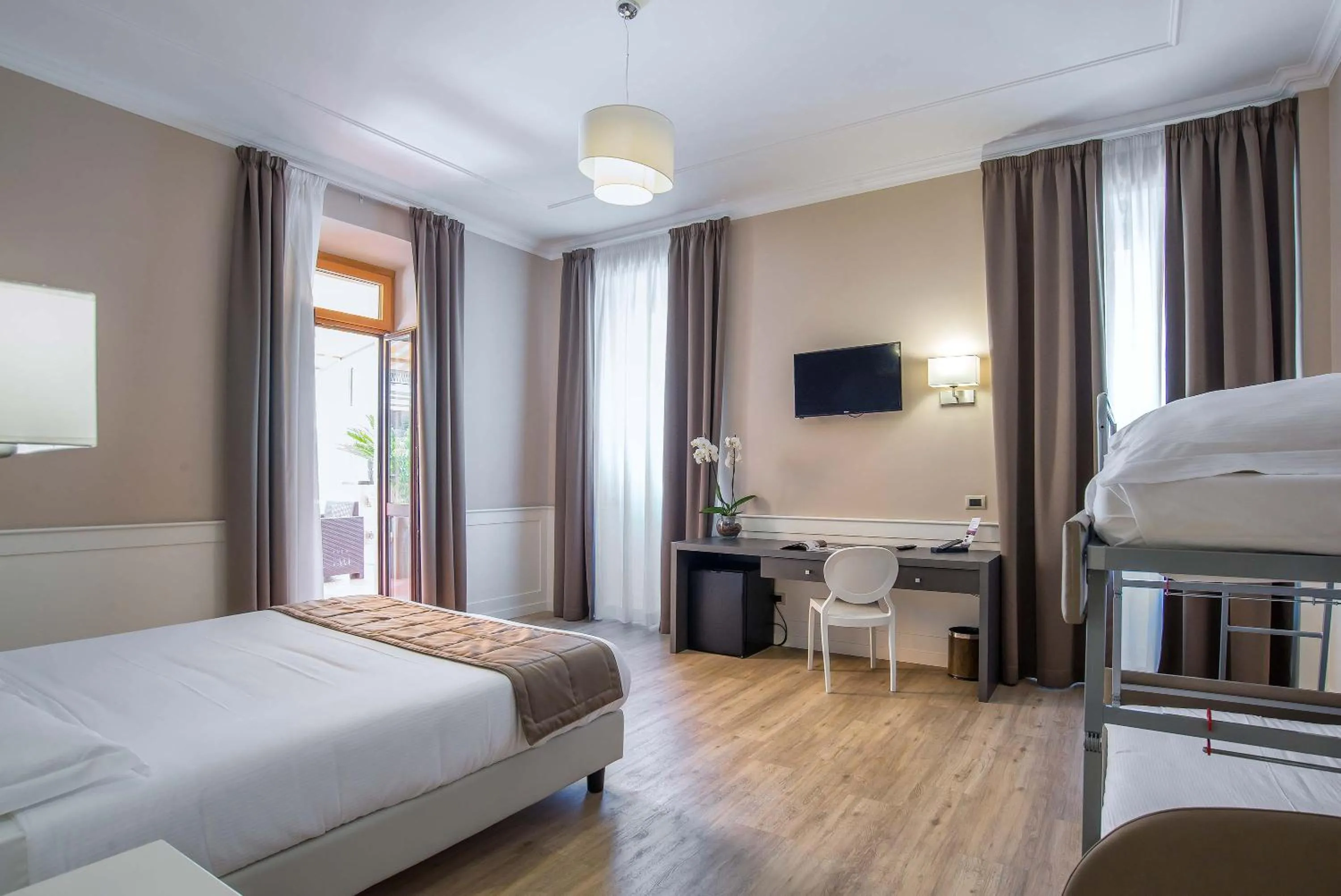 Photo of the whole room, Bed in Hotel Museum