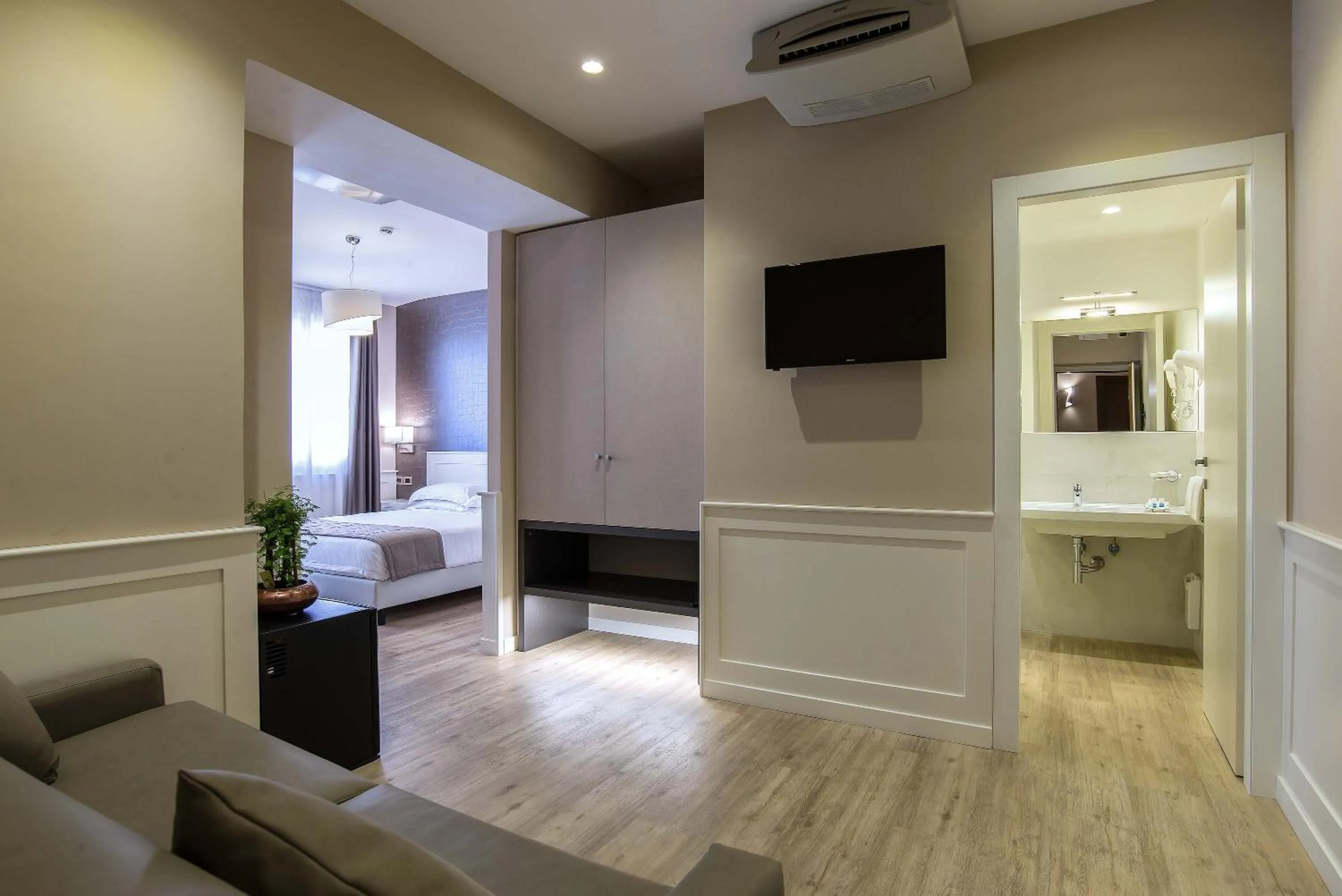 Photo of the whole room, Bed in Hotel Museum