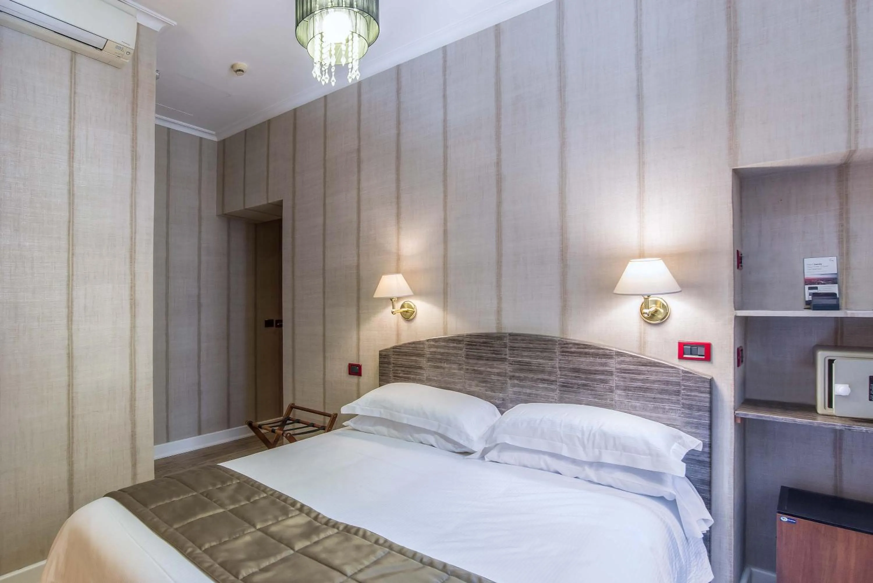 Photo of the whole room, Bed in Hotel Museum