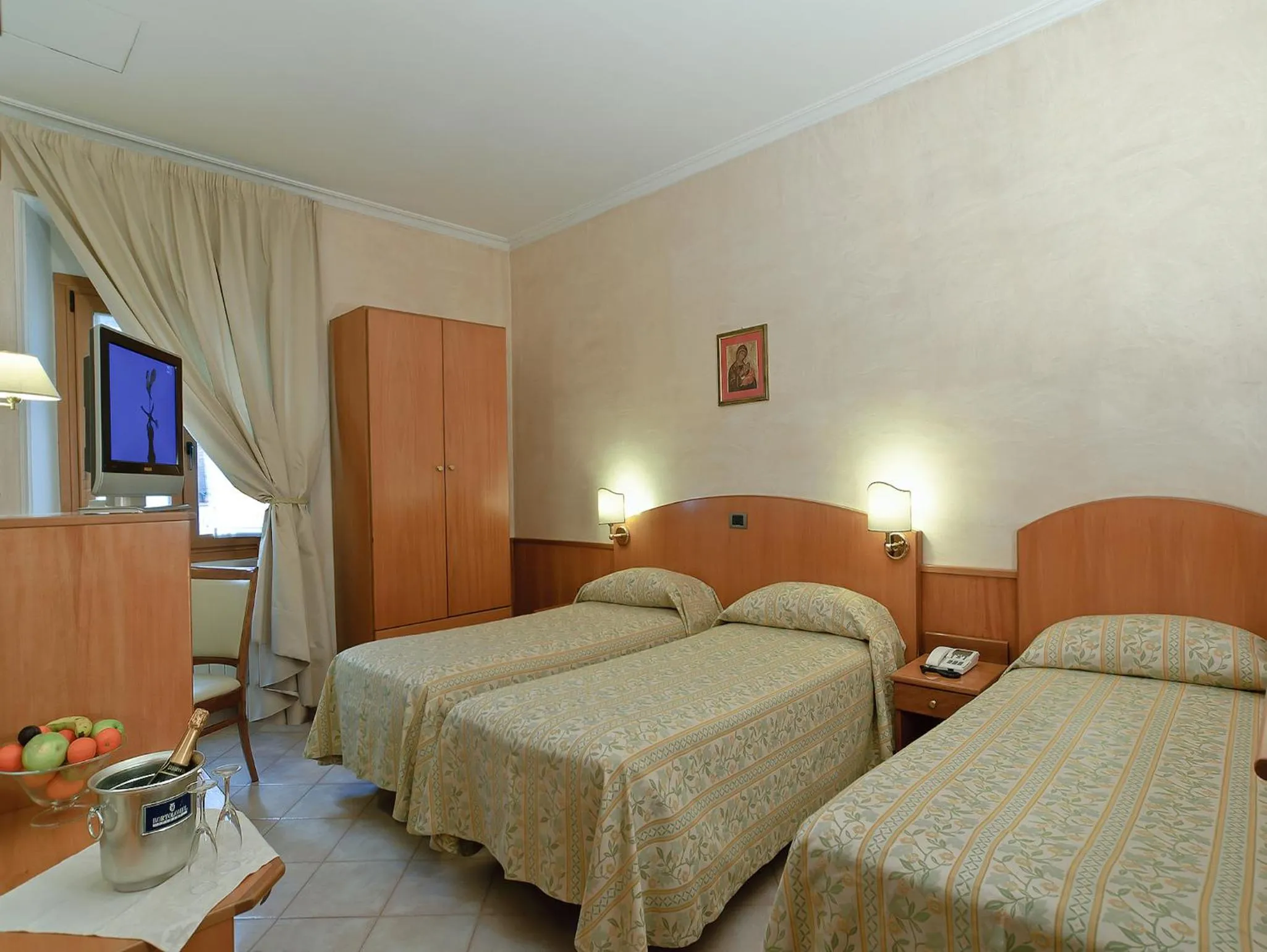 Photo of the whole room, Bed in Hotel Museum