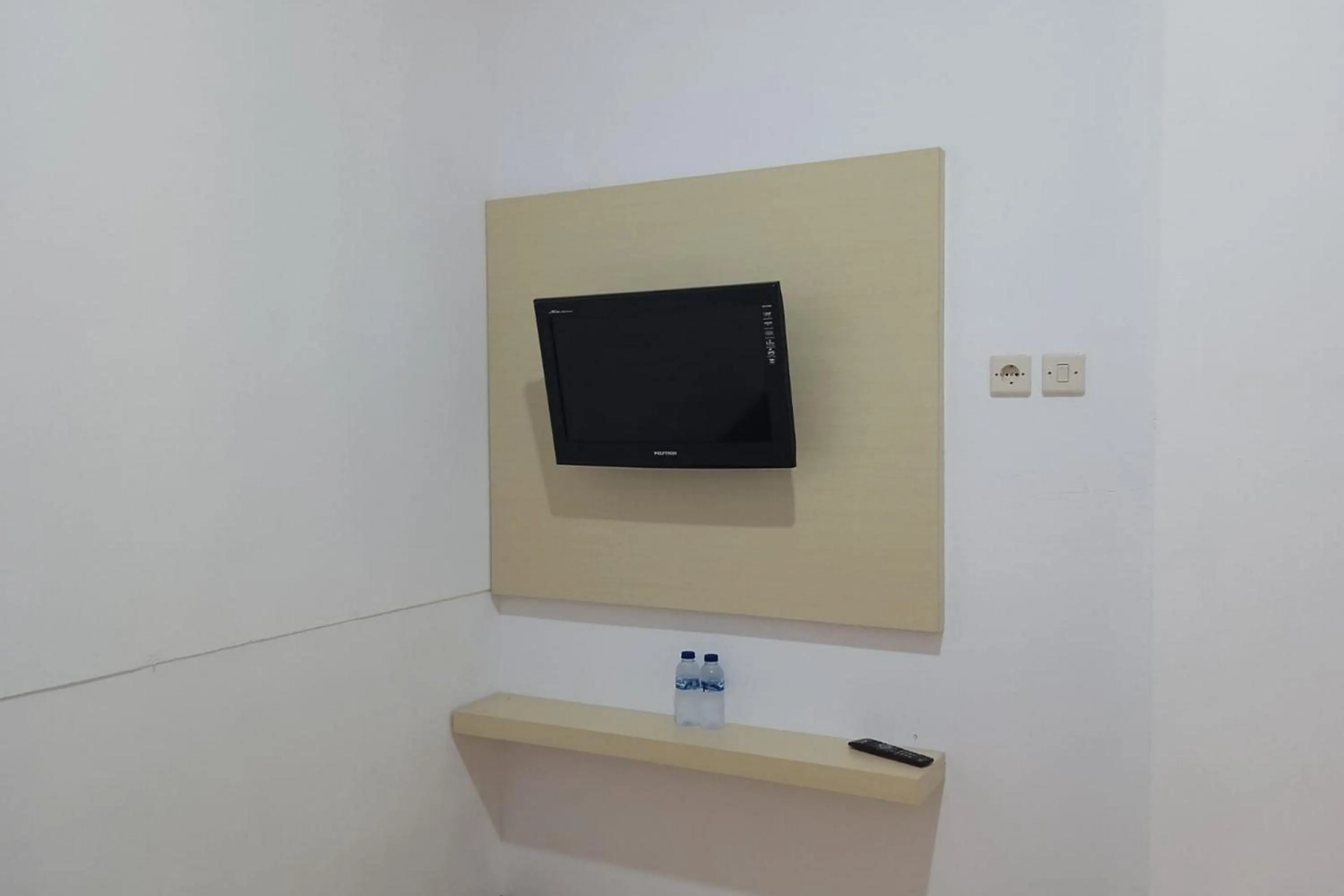 TV and multimedia in Gorland Hostel near GOR Satria Purwokerto Mitra RedDoorz