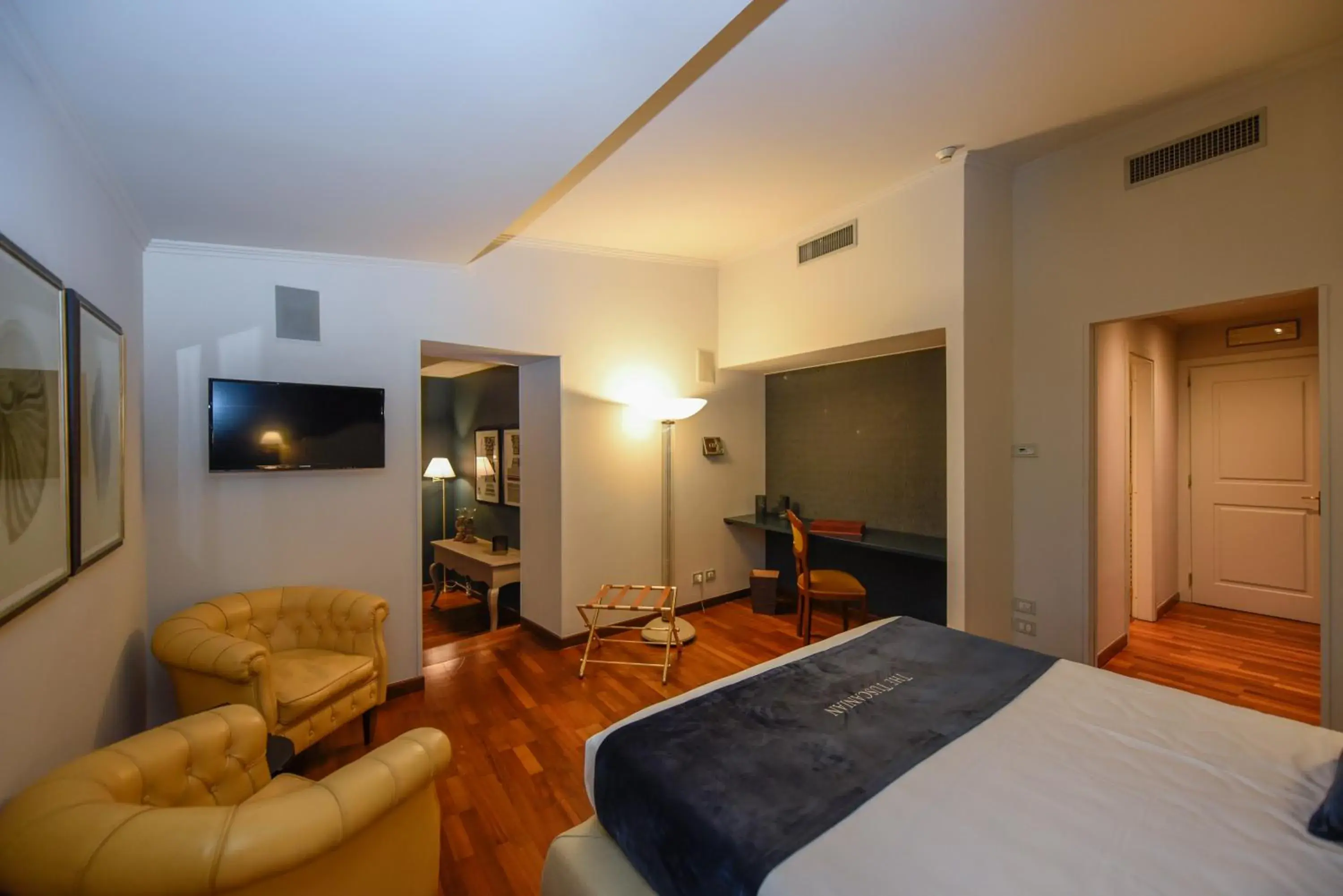 Deluxe King Suite - single occupancy in The Tuscanian Hotel Deluxe King Suite - single occupancy in The Tuscanian Hotel