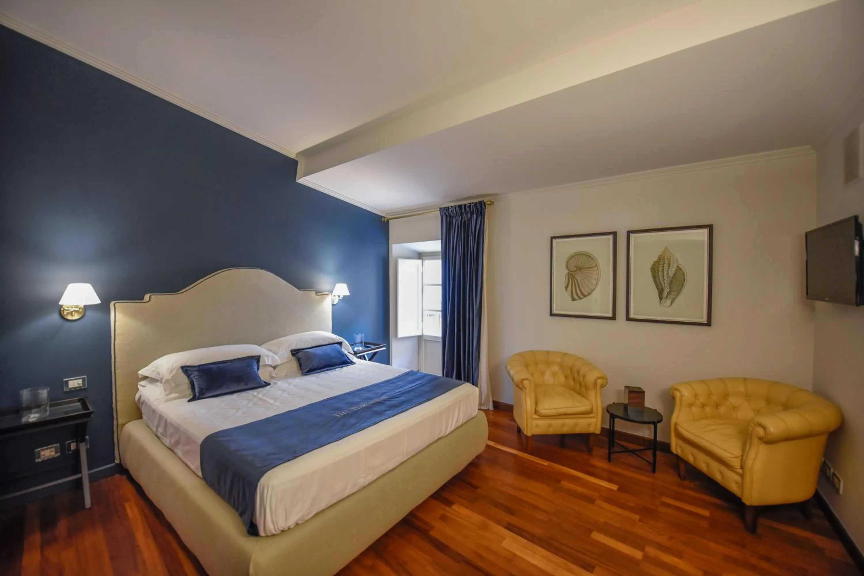 Photo of the whole room, Bed in The Tuscanian Hotel