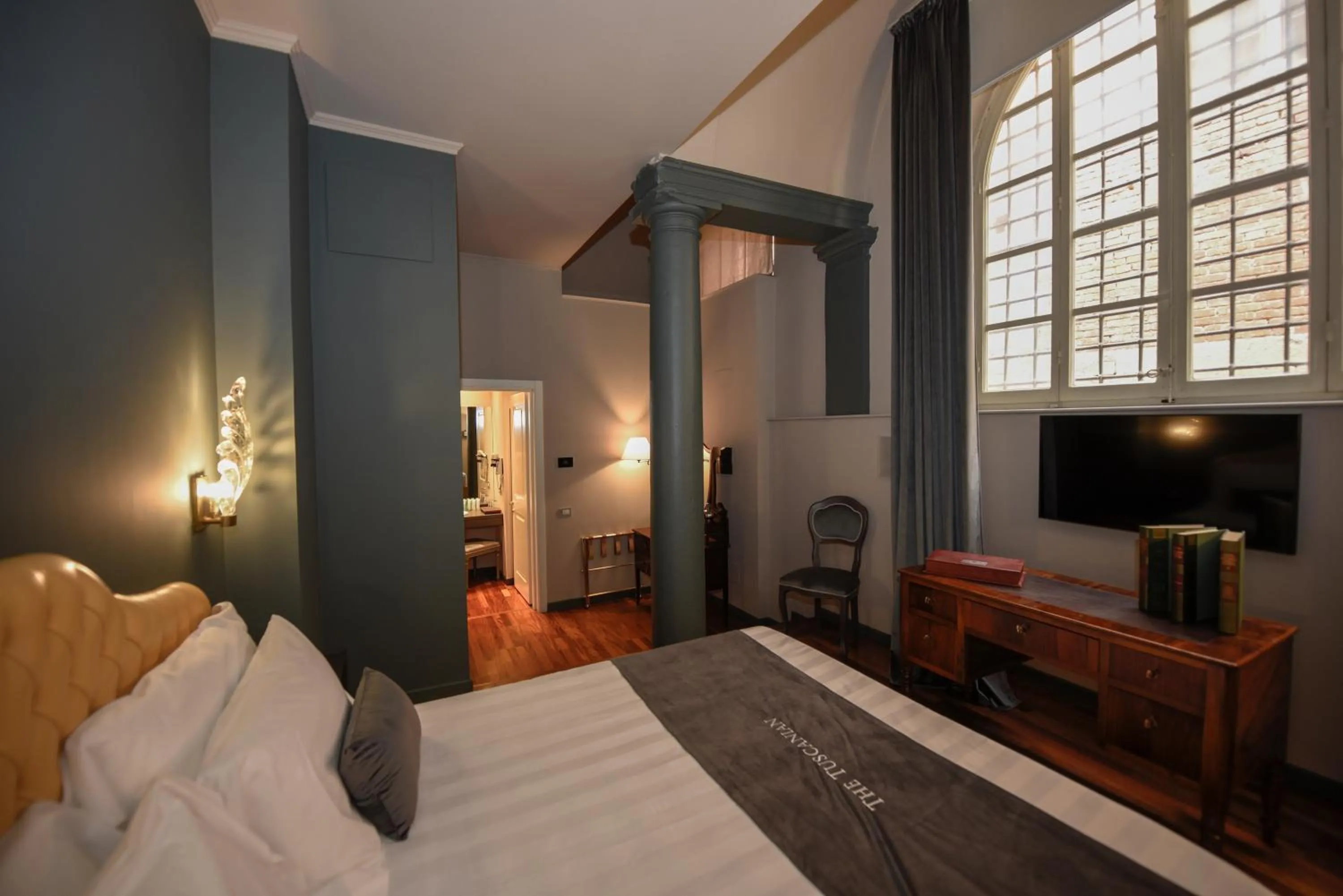 Photo of the whole room, Bed in The Tuscanian Hotel