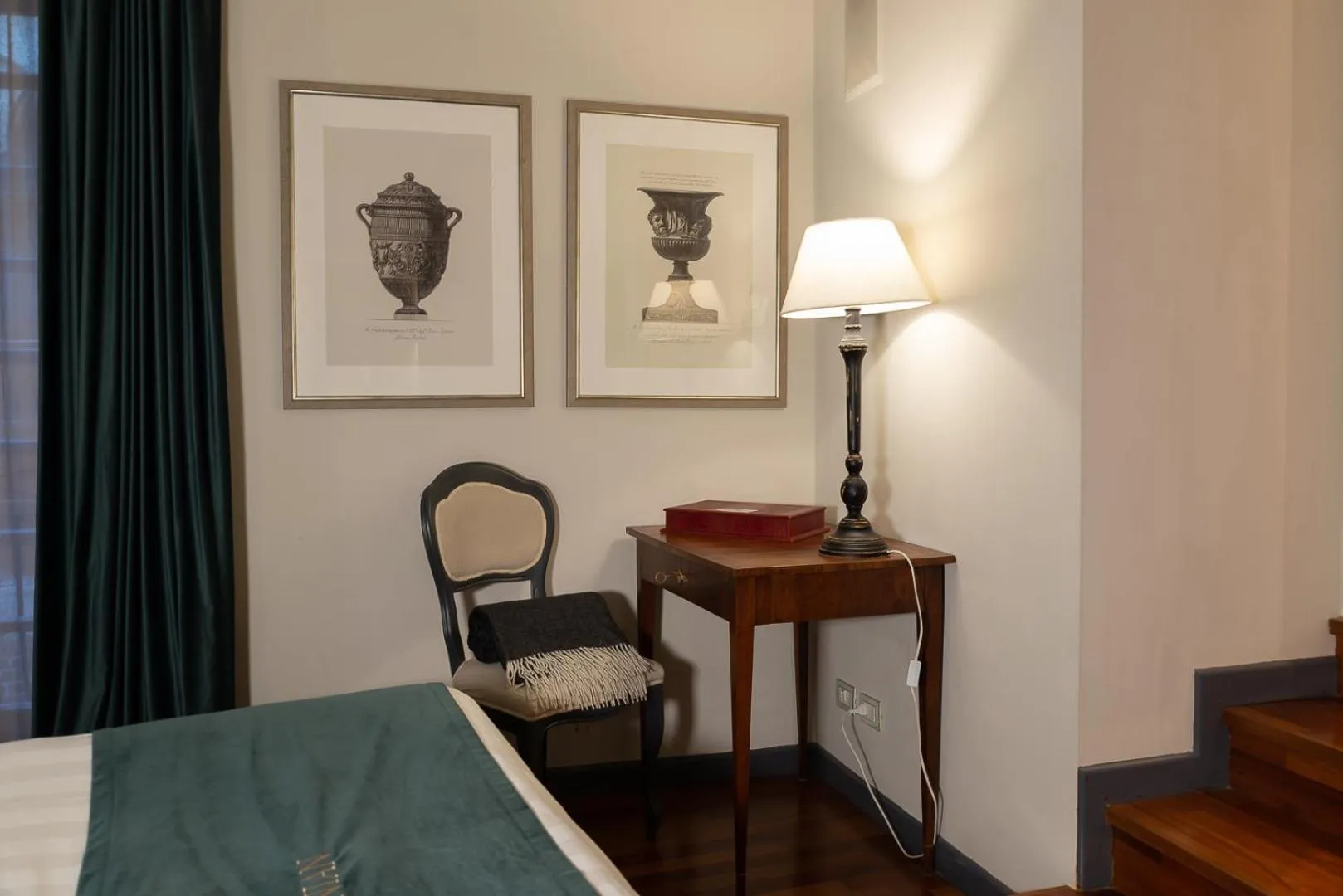 Seating area, Bed in The Tuscanian Hotel
