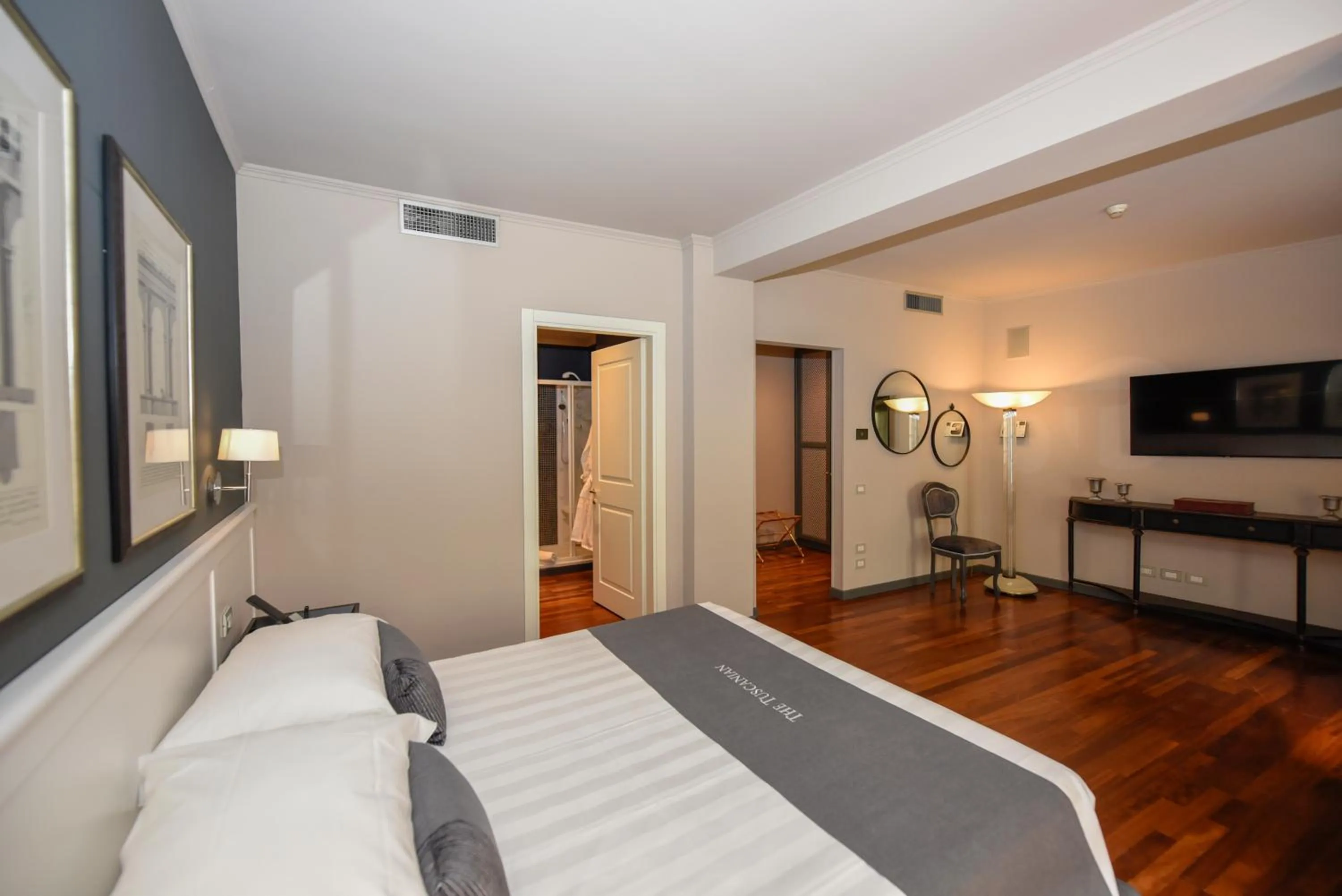 Photo of the whole room, Bed in The Tuscanian Hotel