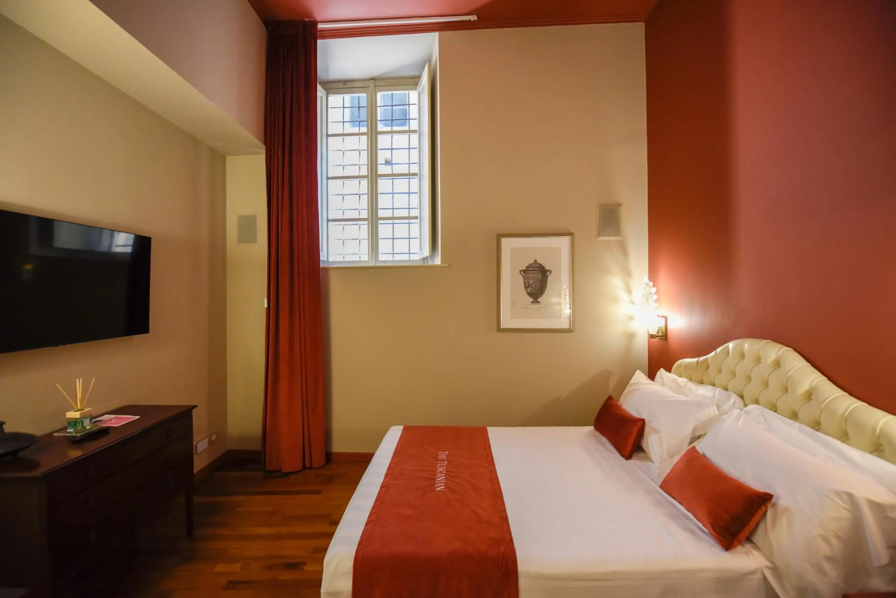 Photo of the whole room, Bed in The Tuscanian Hotel