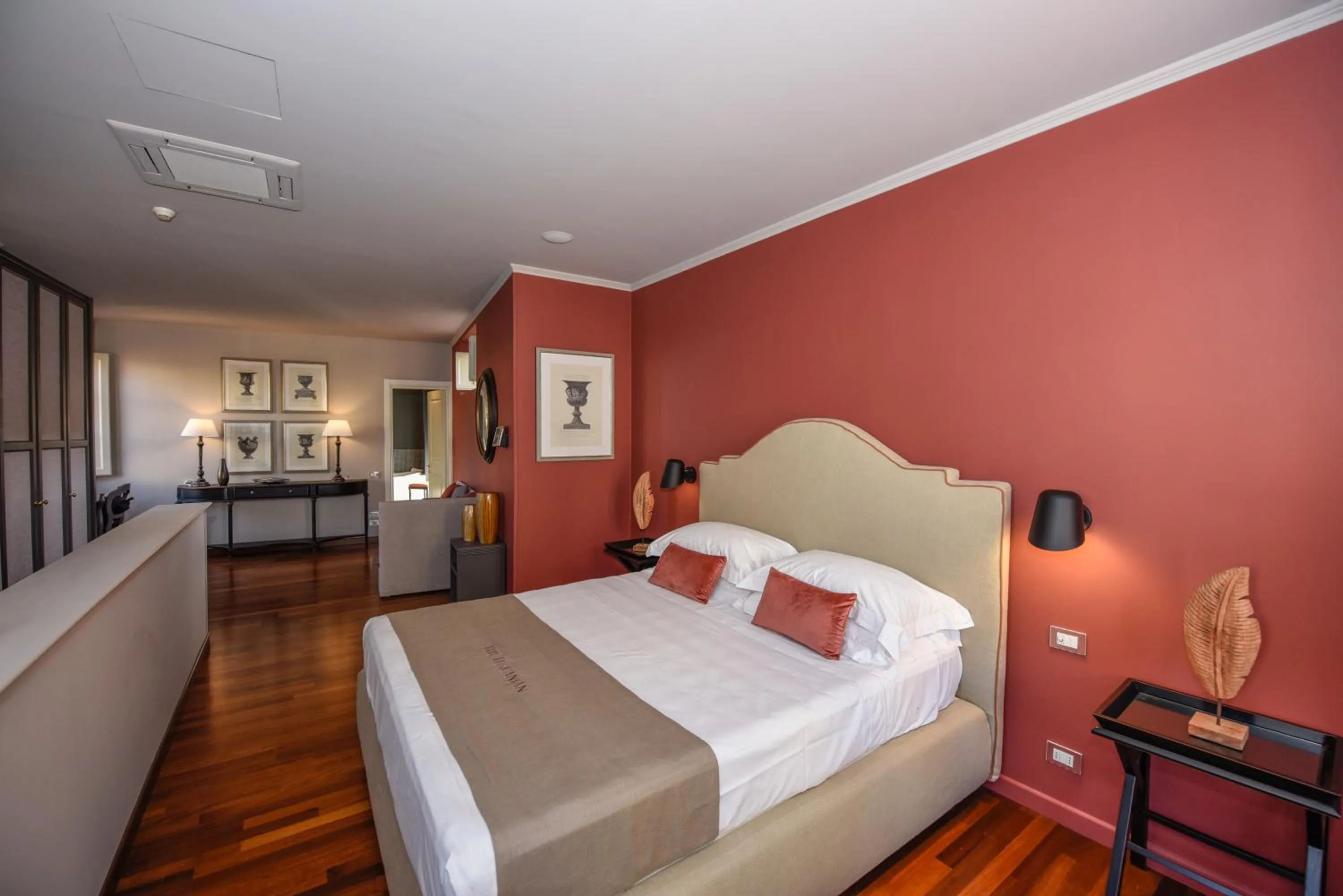 Photo of the whole room, Bed in The Tuscanian Hotel