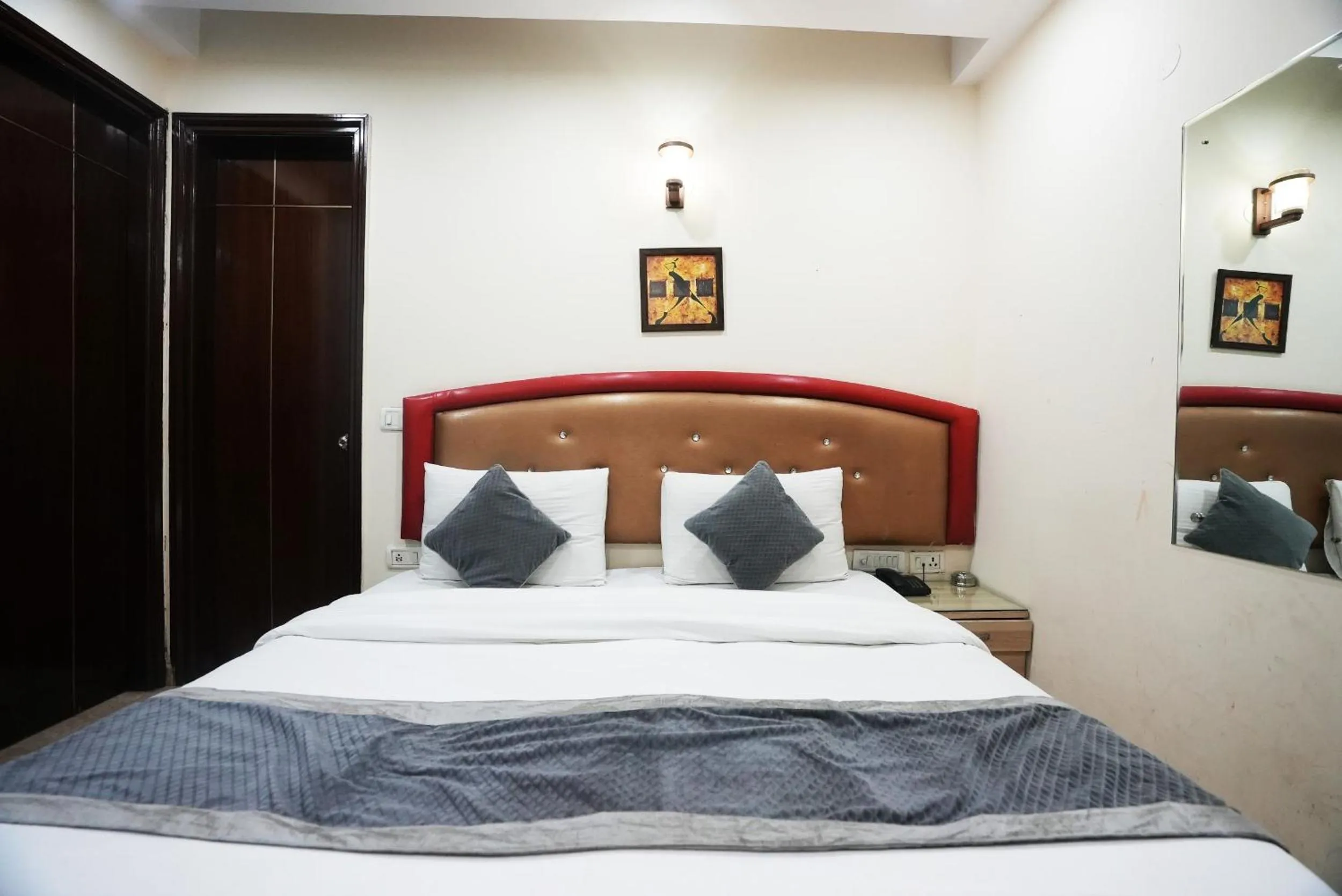 Bed in Hotel S & B East Inn - Patel Nagar