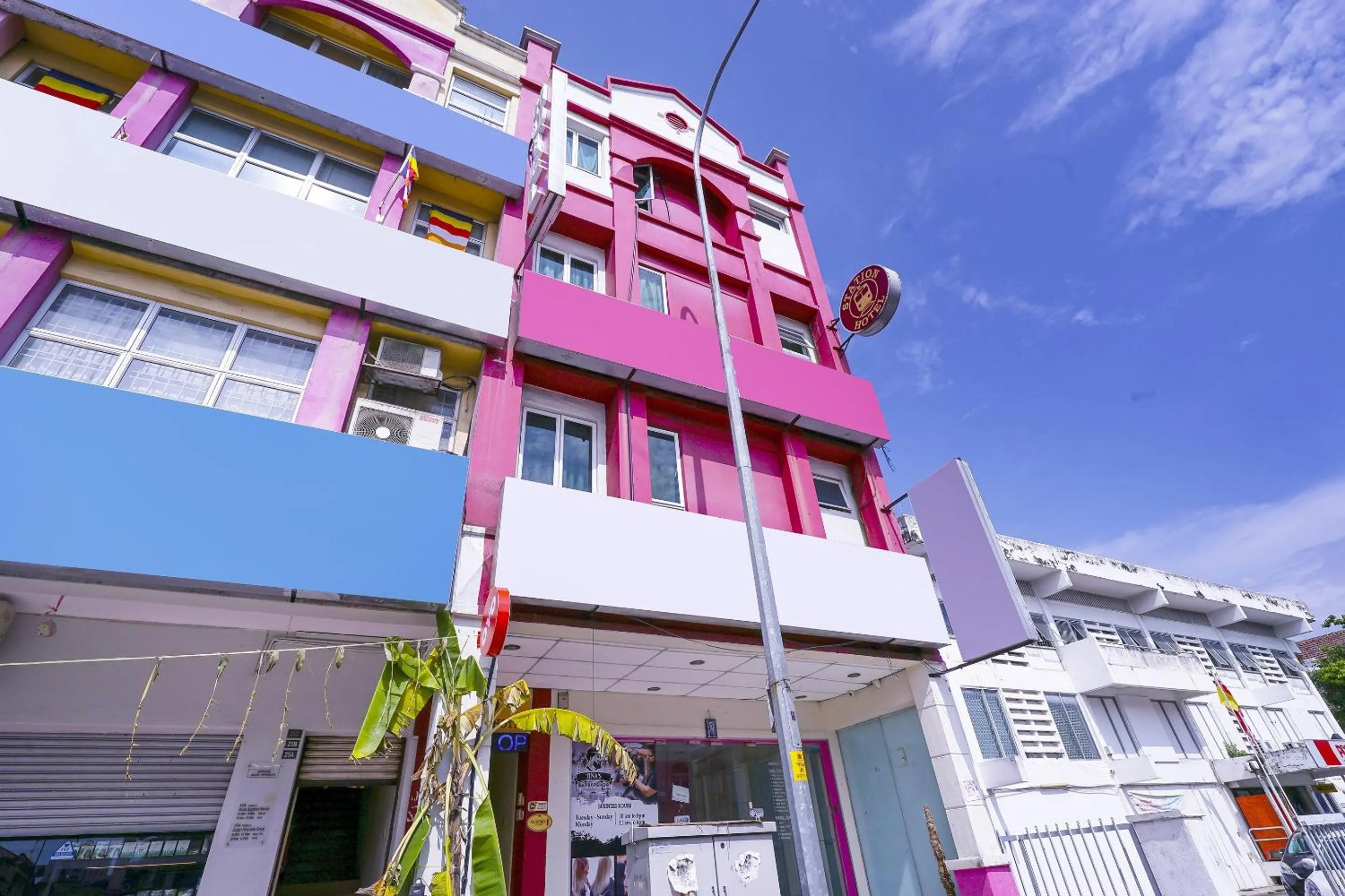 Facade/entrance in OYO 90486 New Station Hotel