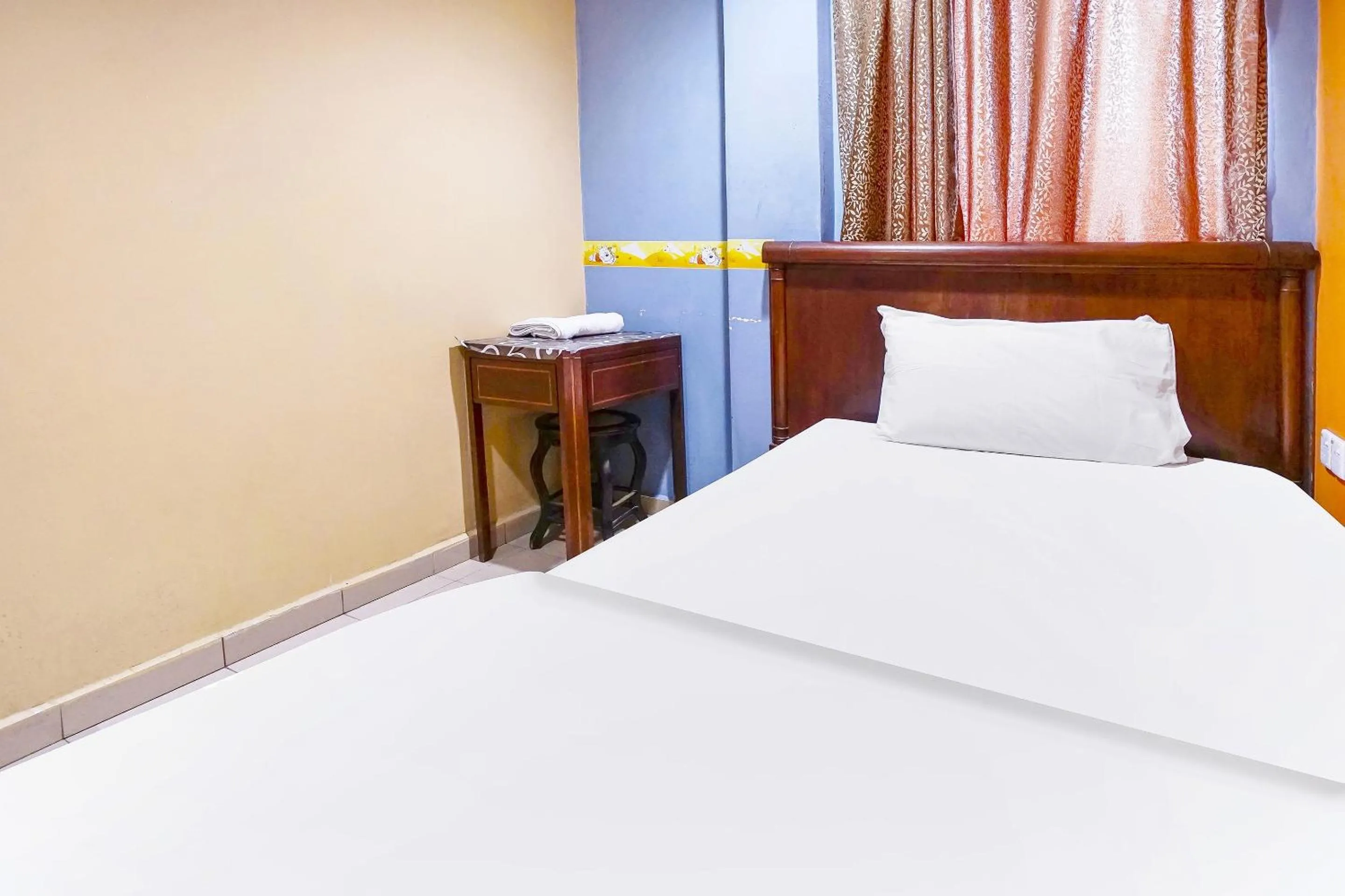 Bedroom in OYO 90486 New Station Hotel