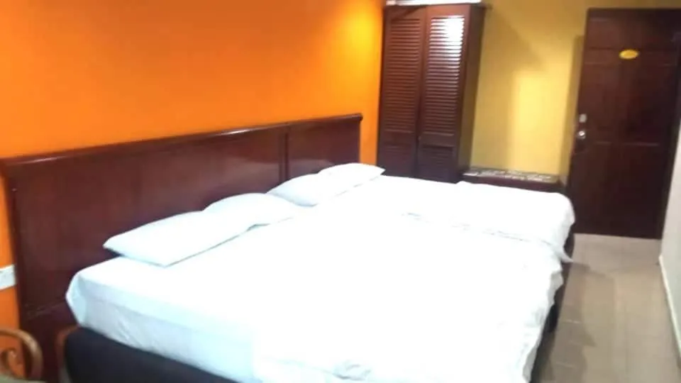 Bedroom in OYO 90486 New Station Hotel