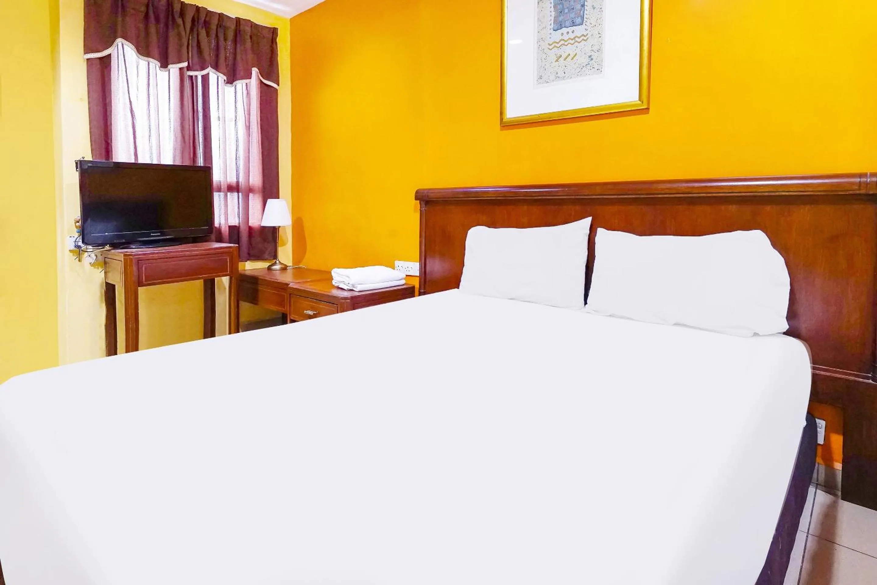 Bedroom in OYO 90486 New Station Hotel