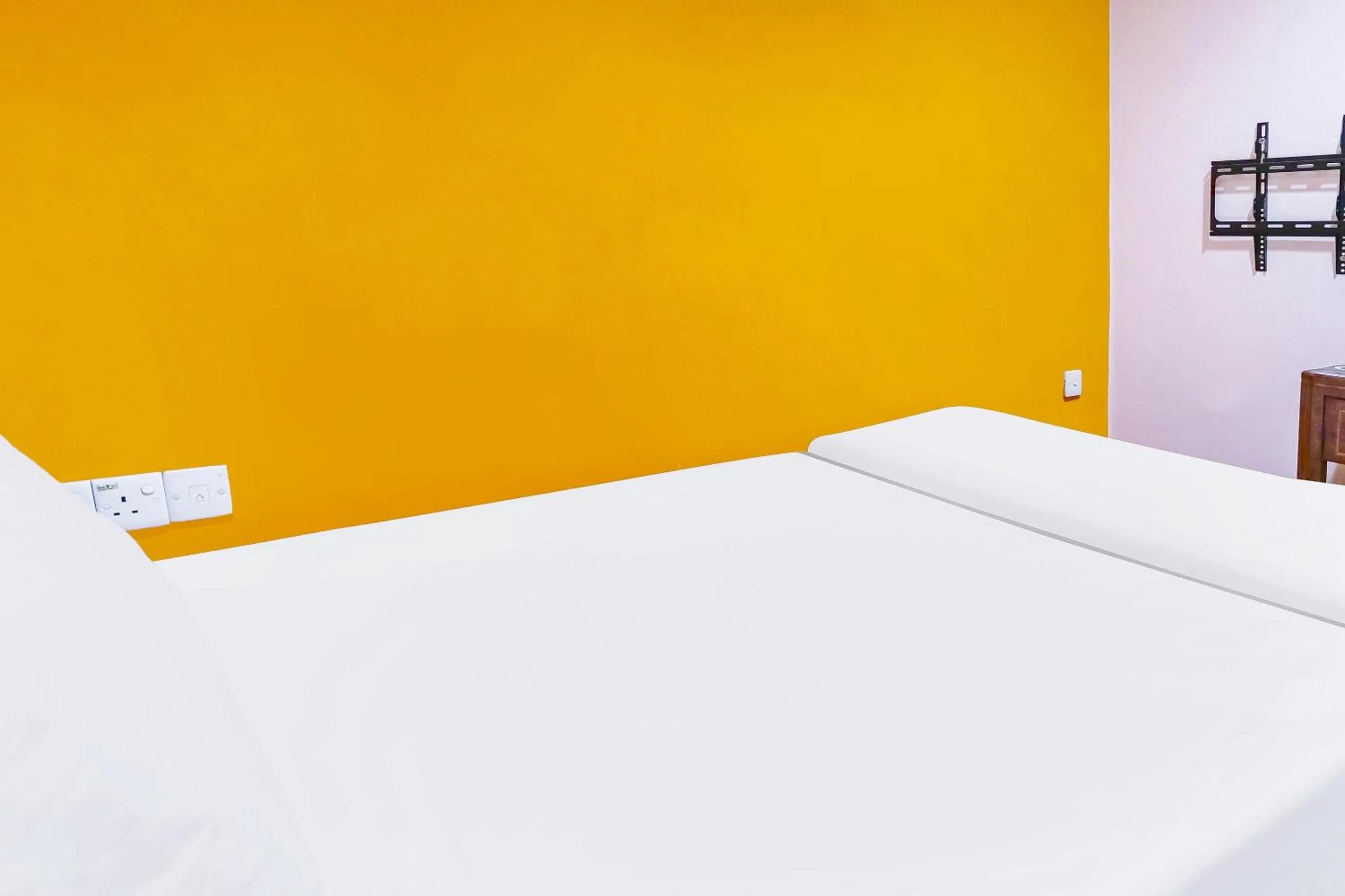 Bedroom in OYO 90486 New Station Hotel