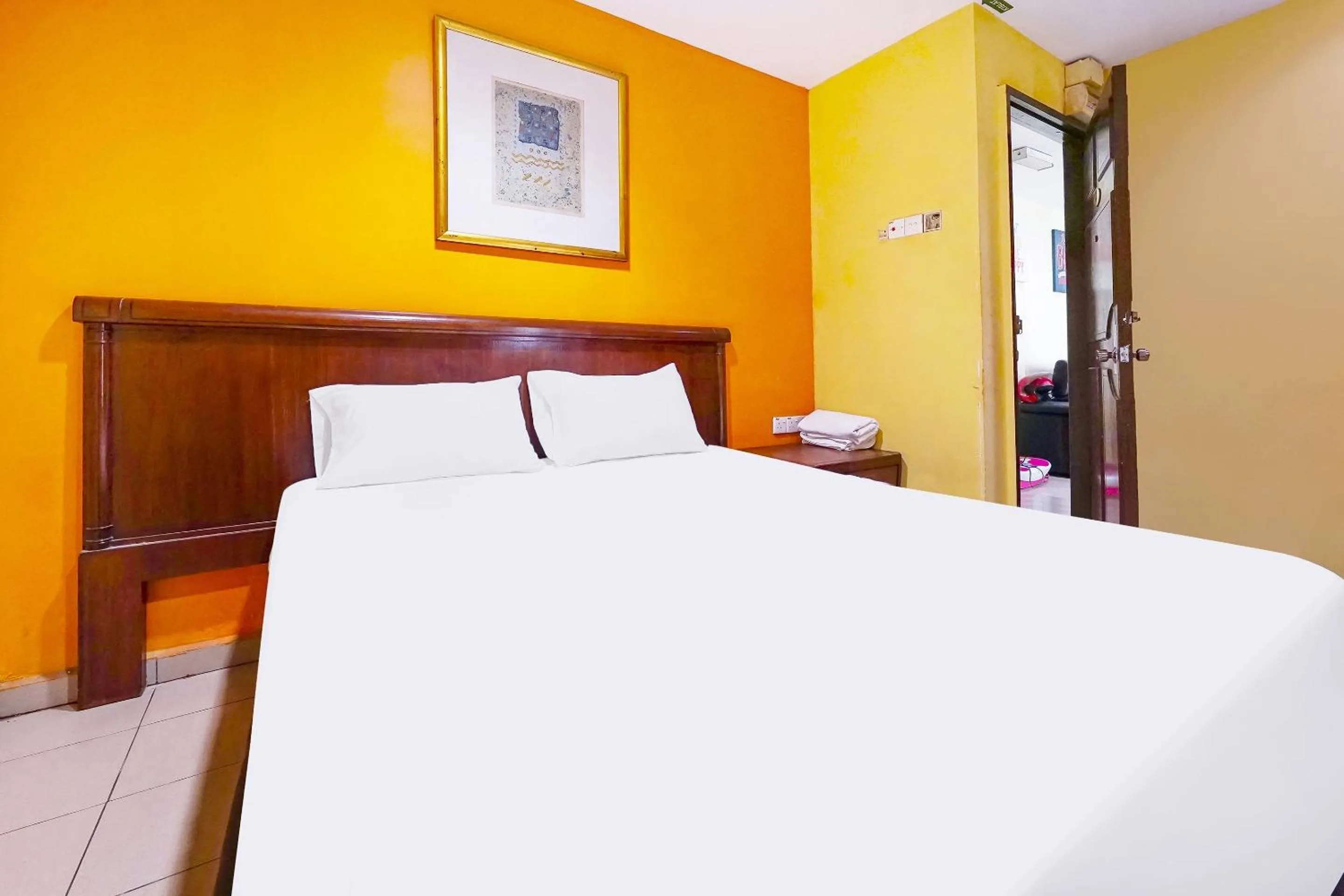 Bedroom in OYO 90486 New Station Hotel