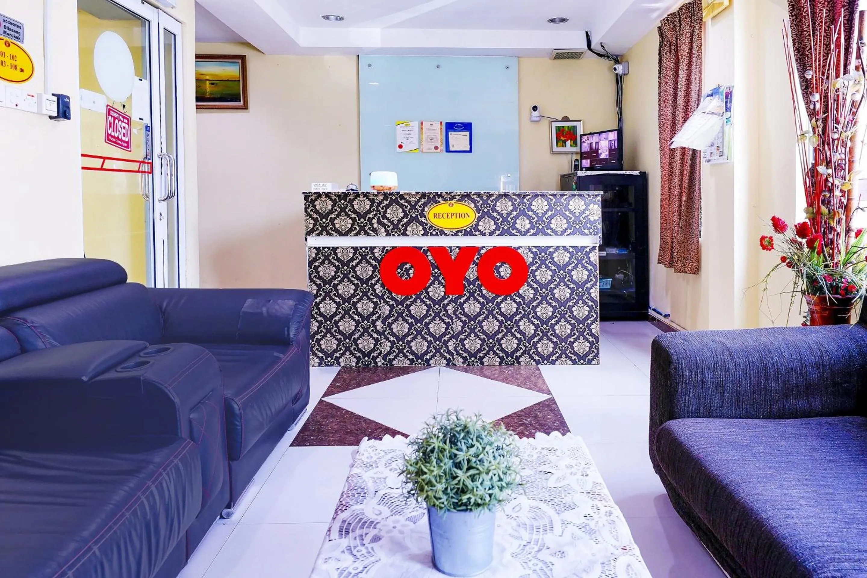 Lobby or reception in OYO 90486 New Station Hotel