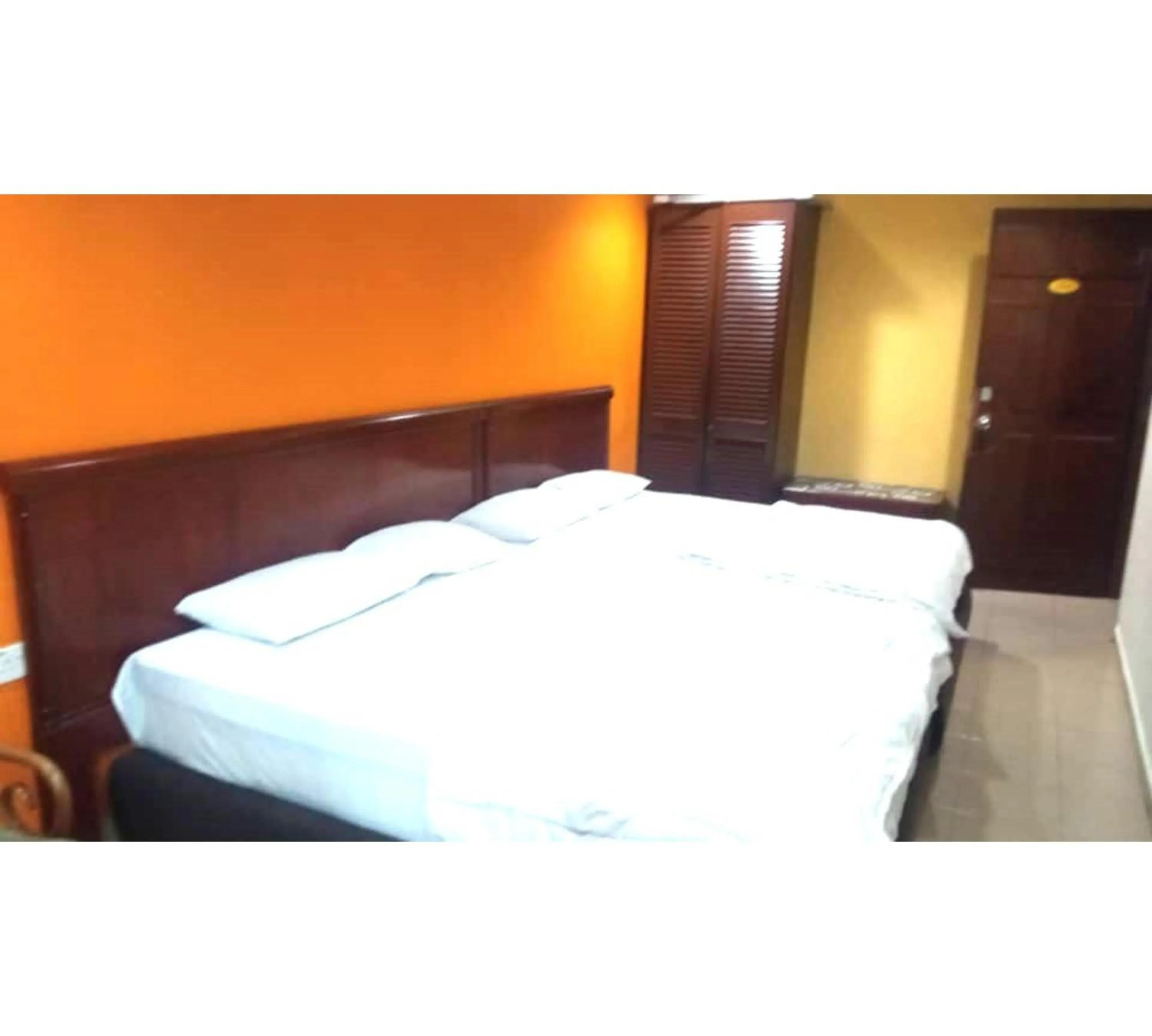 Bedroom in OYO 90486 New Station Hotel