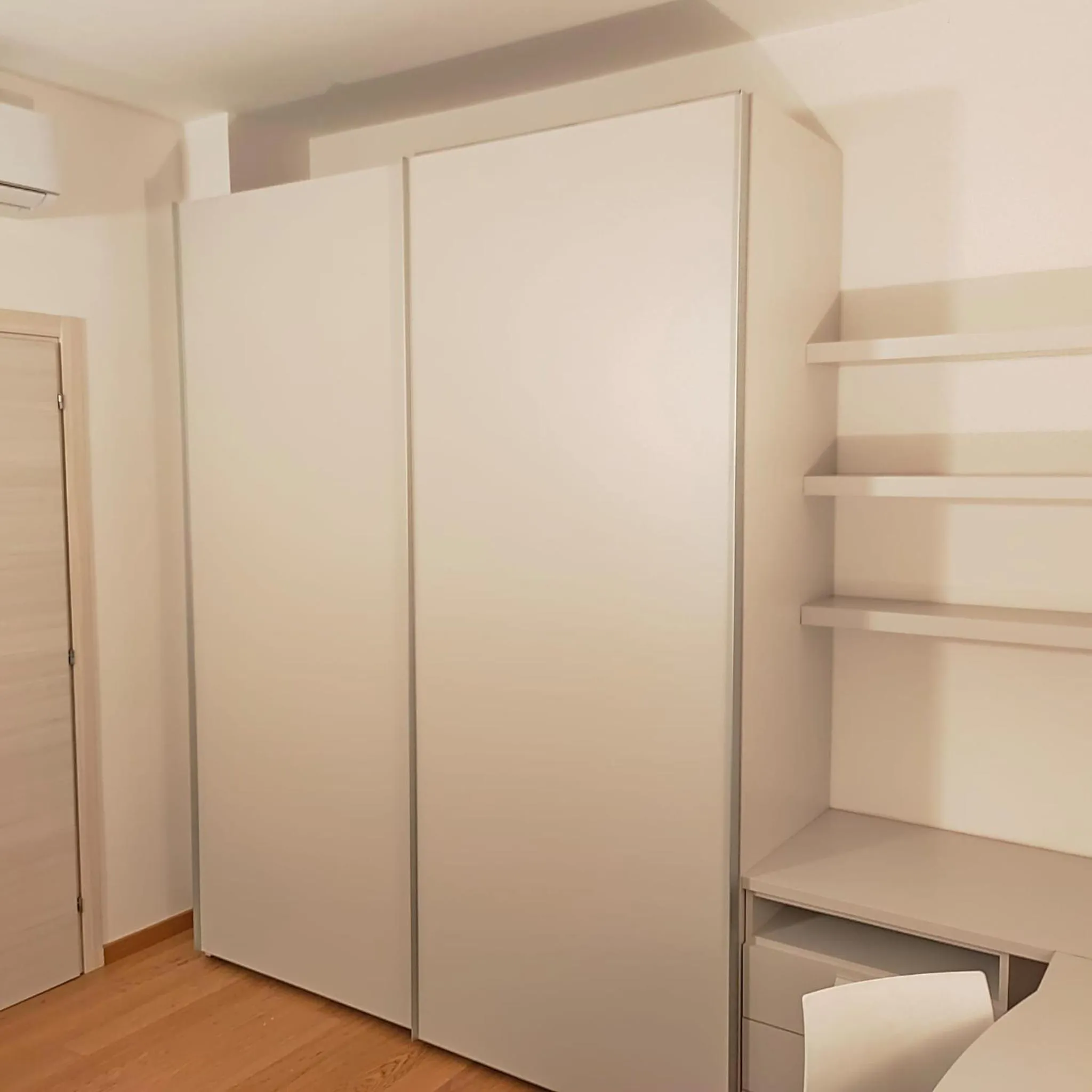 wardrobe in B&B Markone Bologna Center
