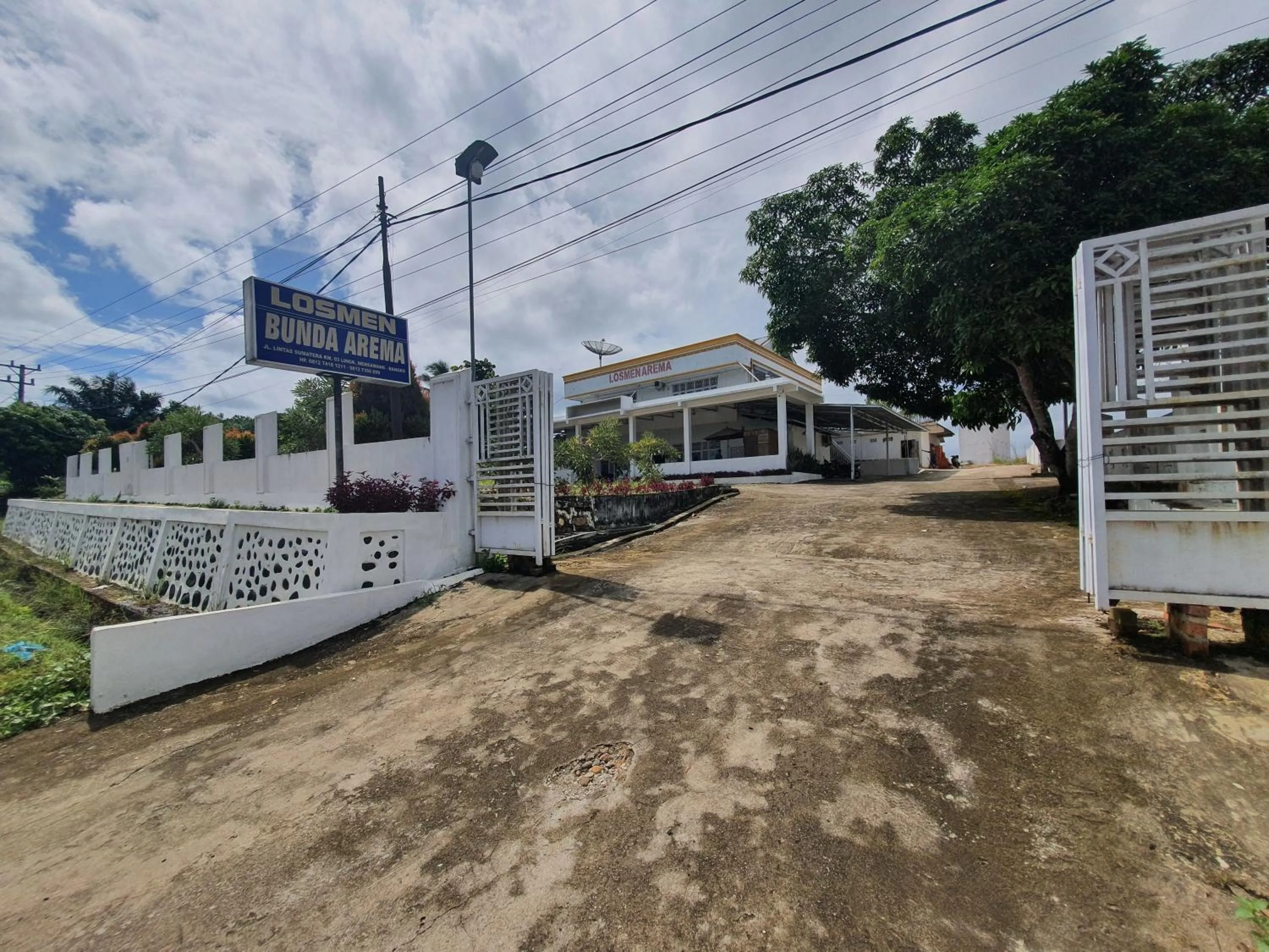 Facade/entrance in Hotel O Losmen Bunda Arema