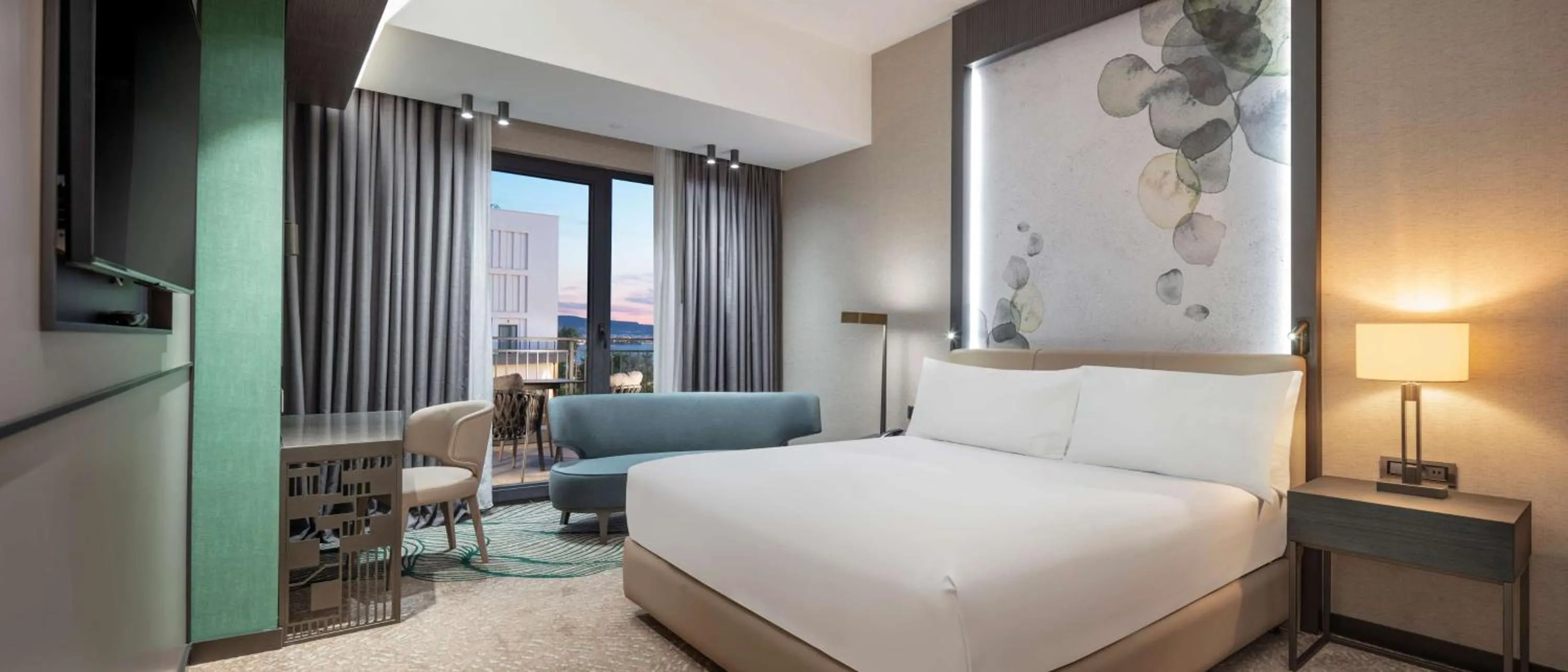 Bedroom, Bed in Doubletree By Hilton Canakkale