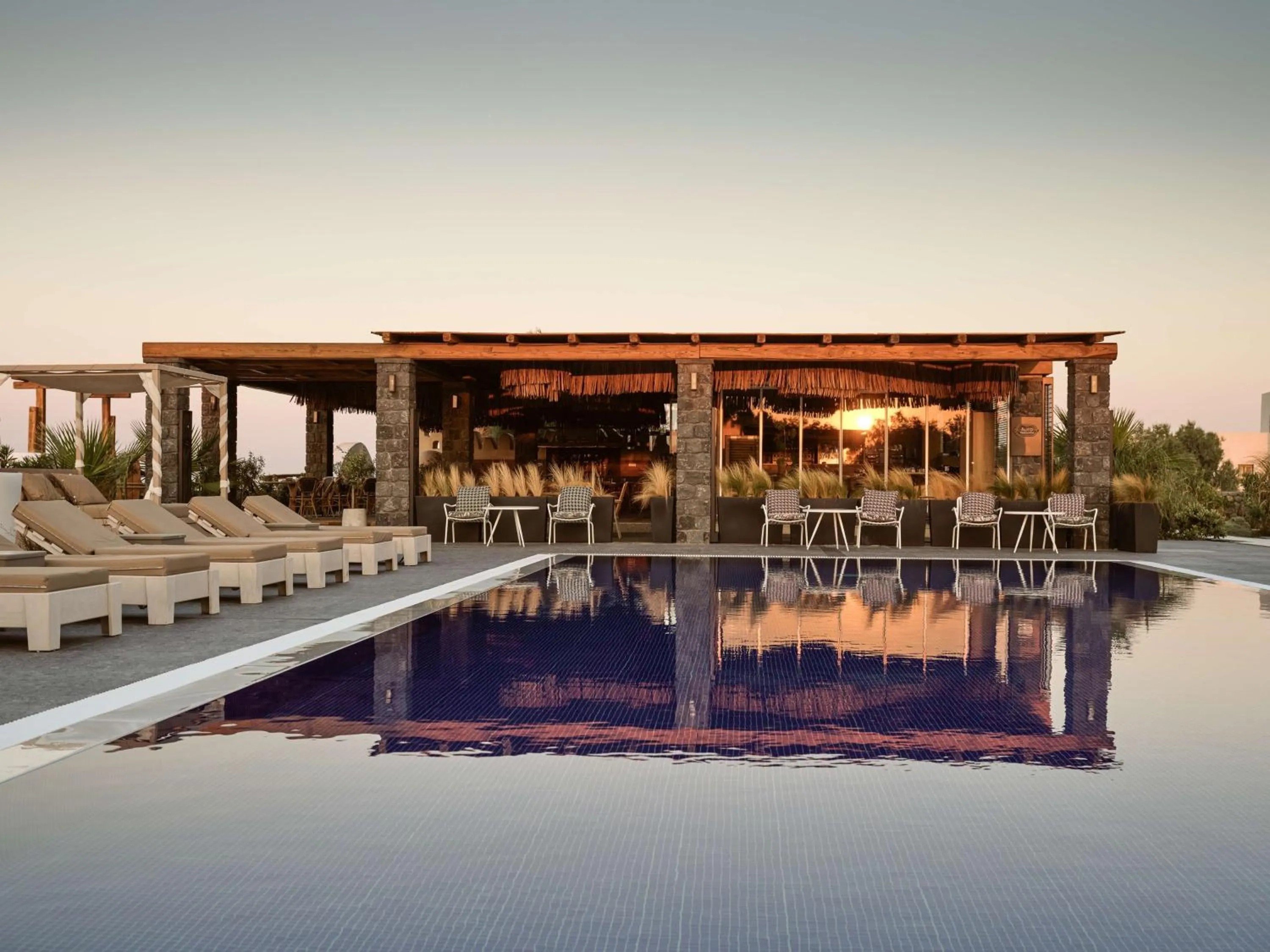 Restaurant/places to eat in Sea Breeze Santorini Beach Resort, Curio By Hilton