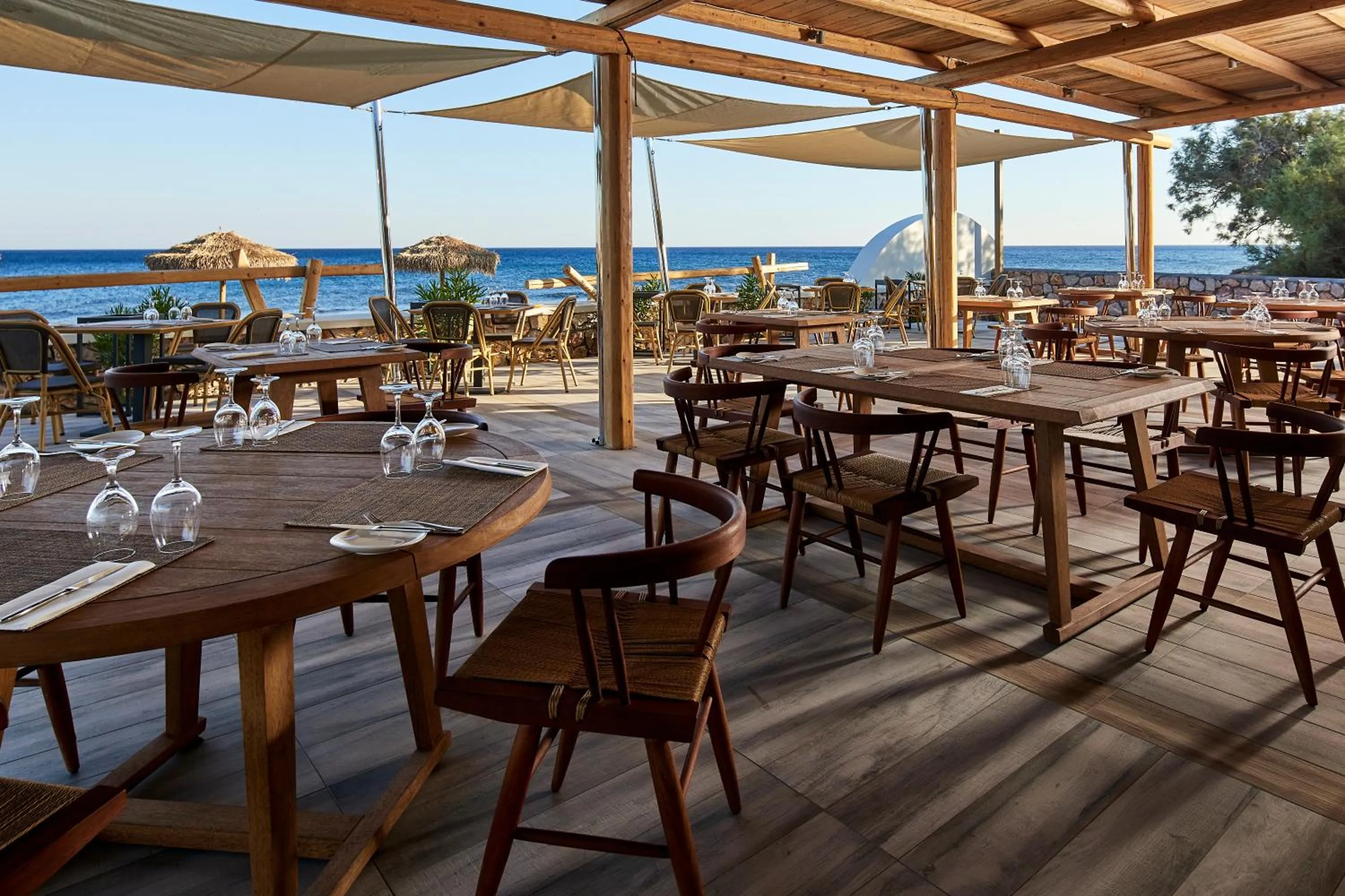 Restaurant/places to eat in Sea Breeze Santorini Beach Resort, Curio By Hilton