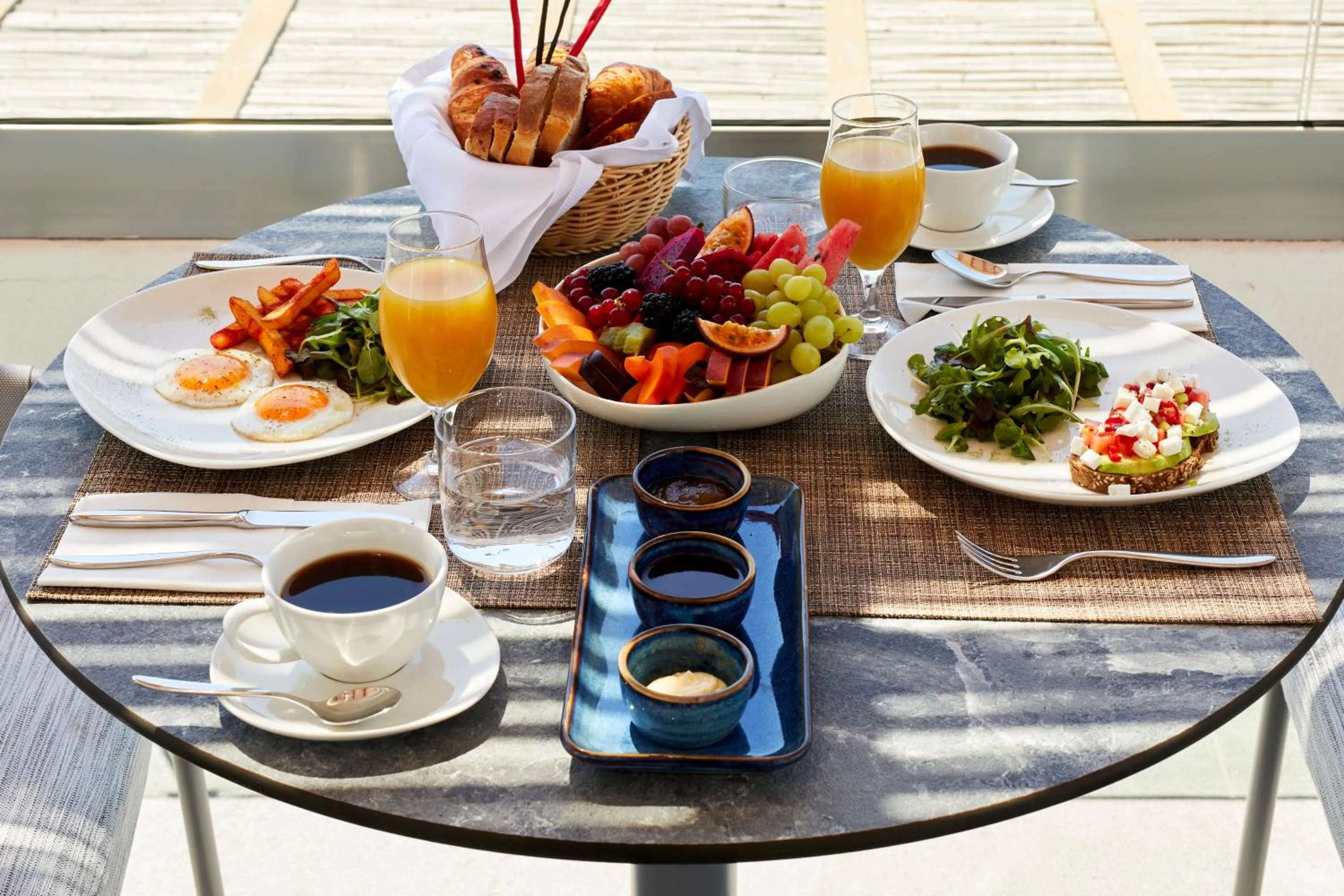 Restaurant/places to eat in Sea Breeze Santorini Beach Resort, Curio By Hilton