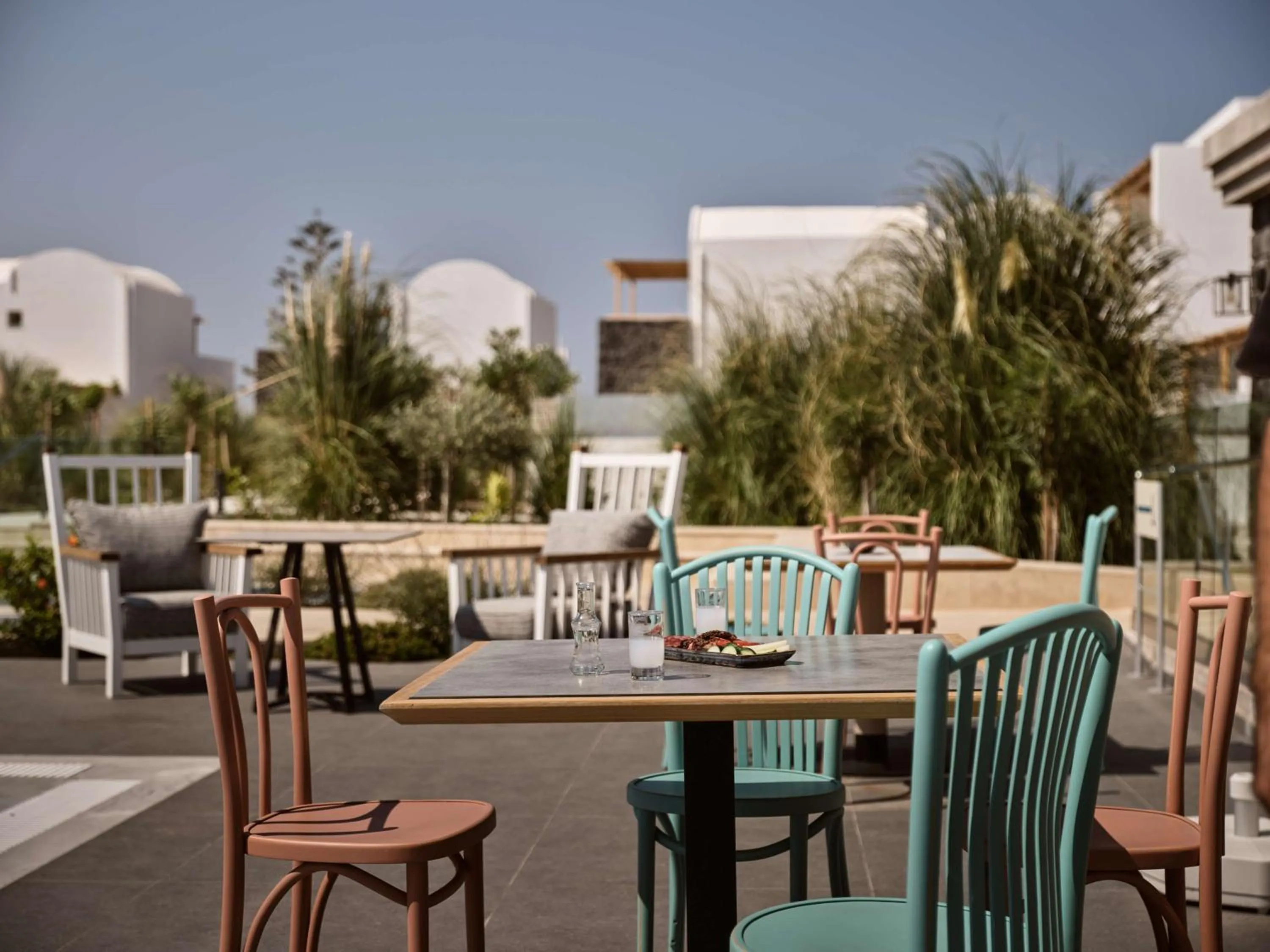 Restaurant/places to eat in Sea Breeze Santorini Beach Resort, Curio By Hilton