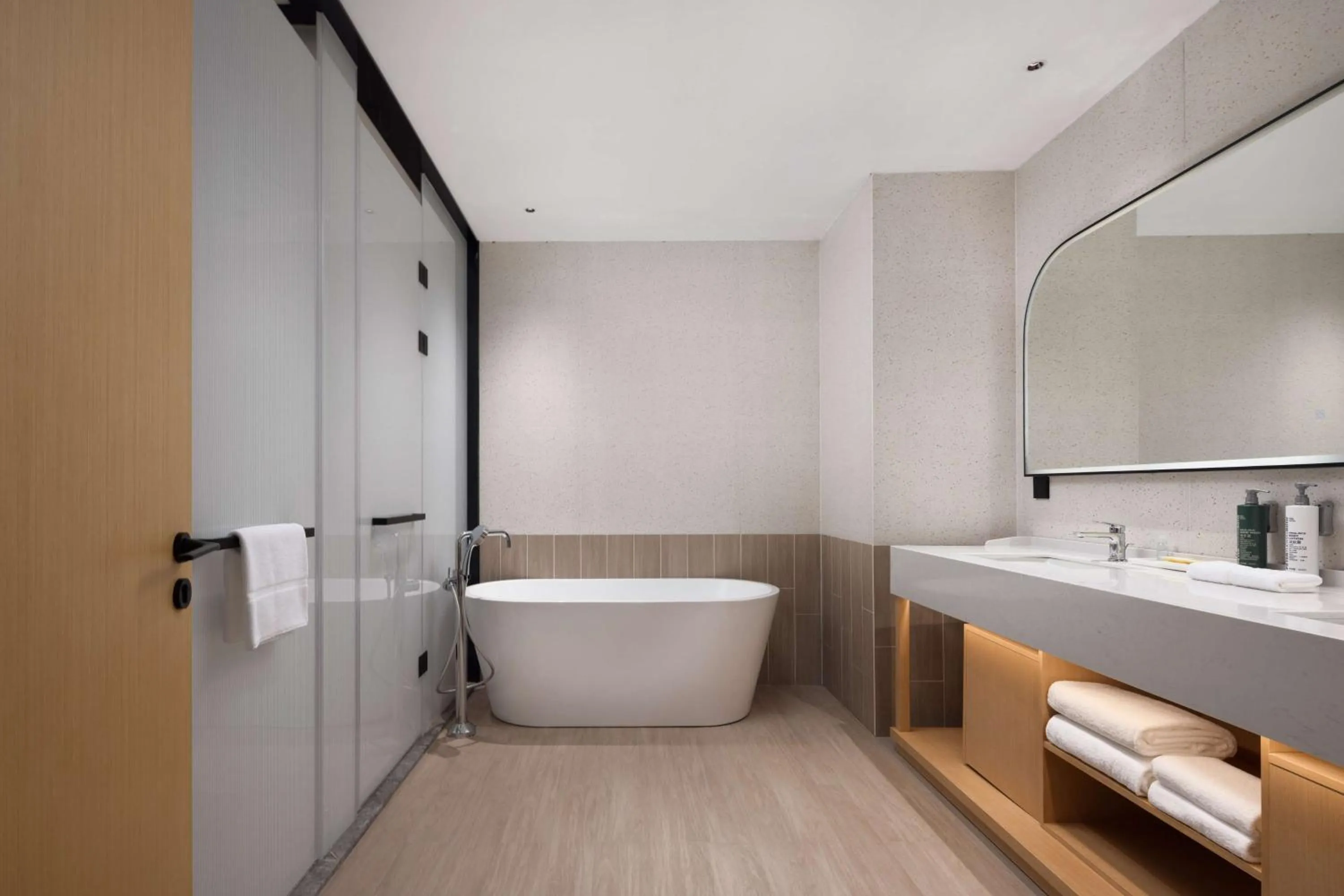 Bathroom in Hilton Garden Inn Rizhao High-Tech Zone