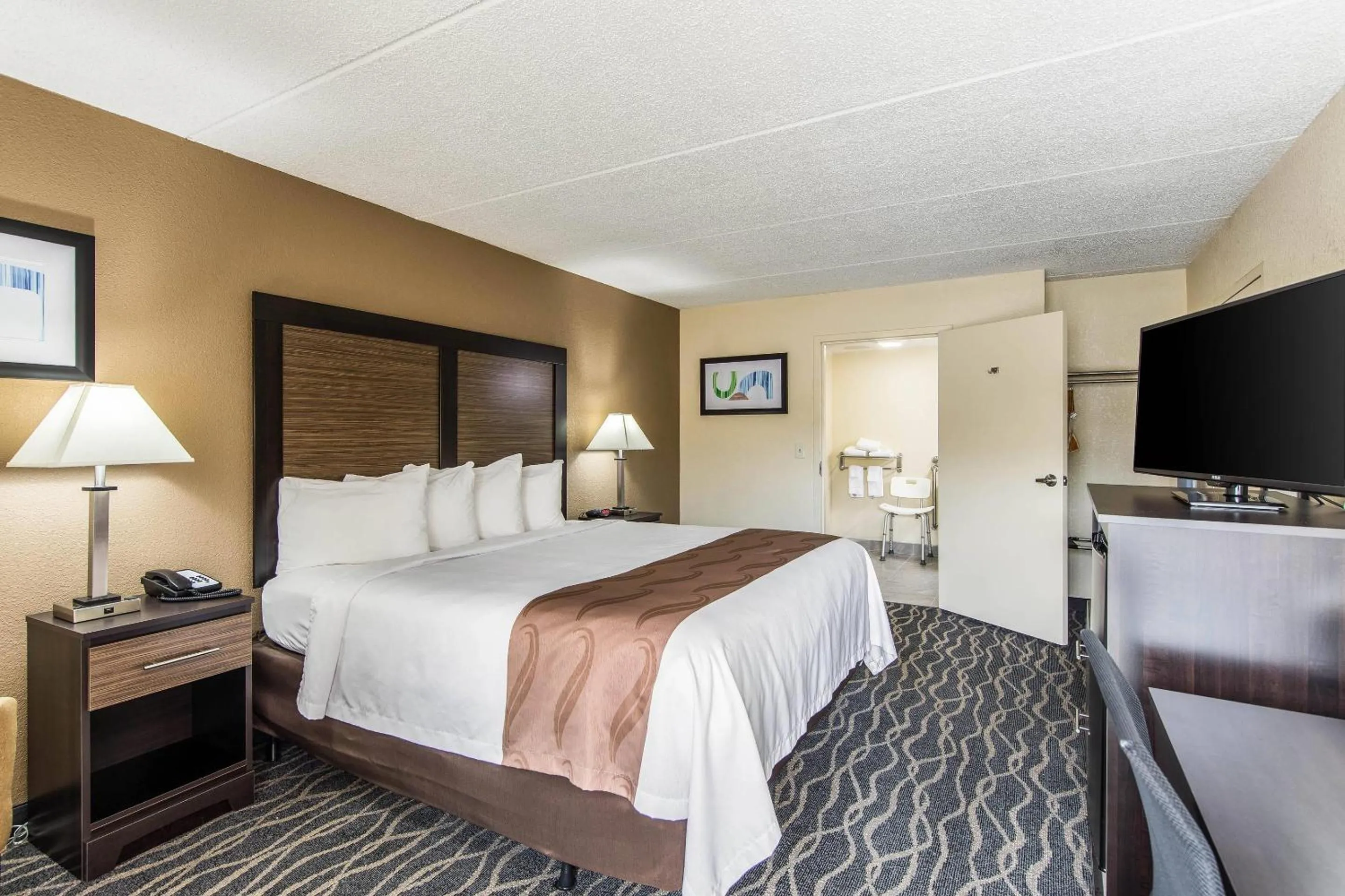 Bedroom, Bed in Quality Inn Forest City