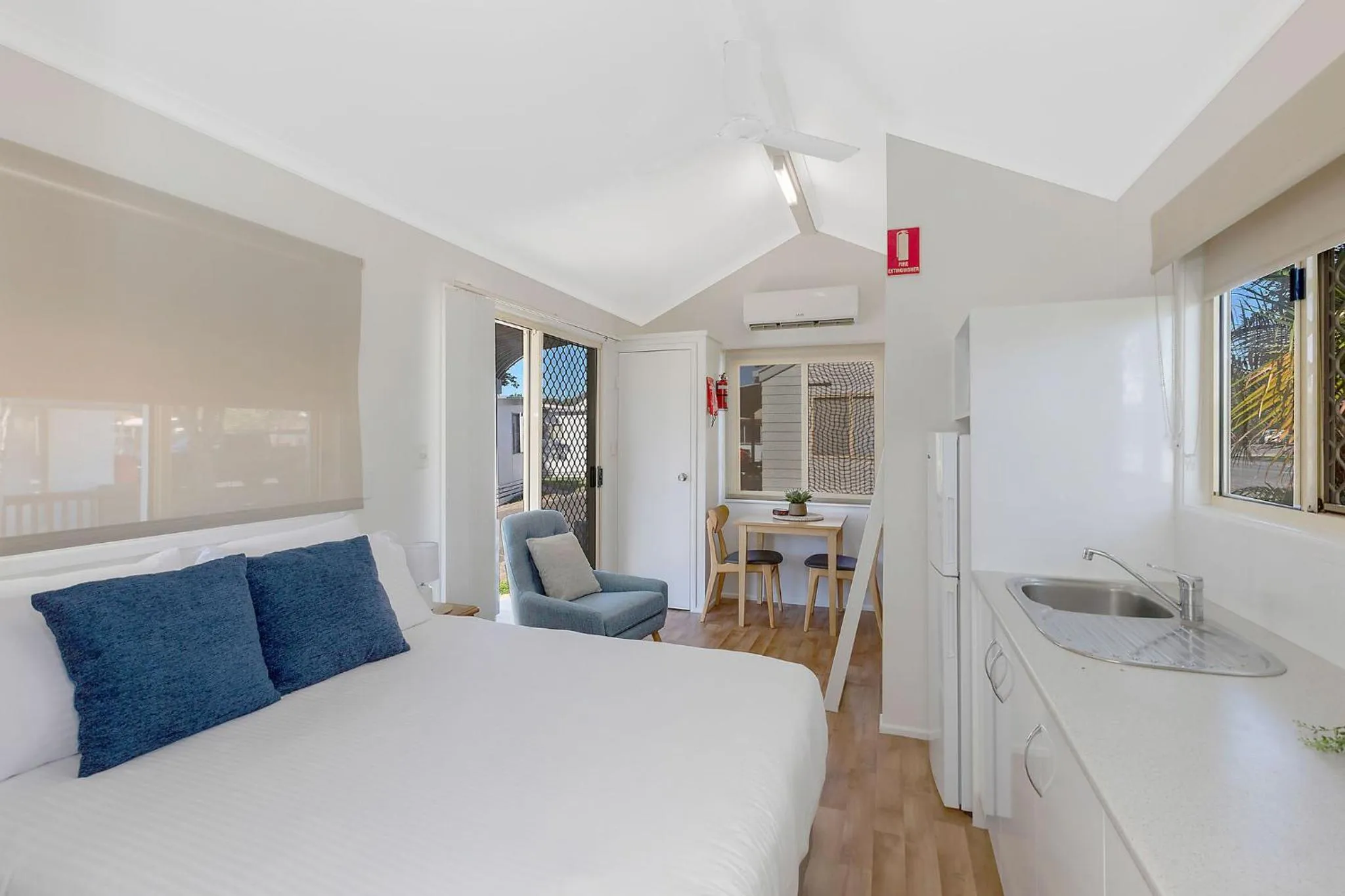 Kitchen or kitchenette, Bed in Reflections Ballina - Holiday Park