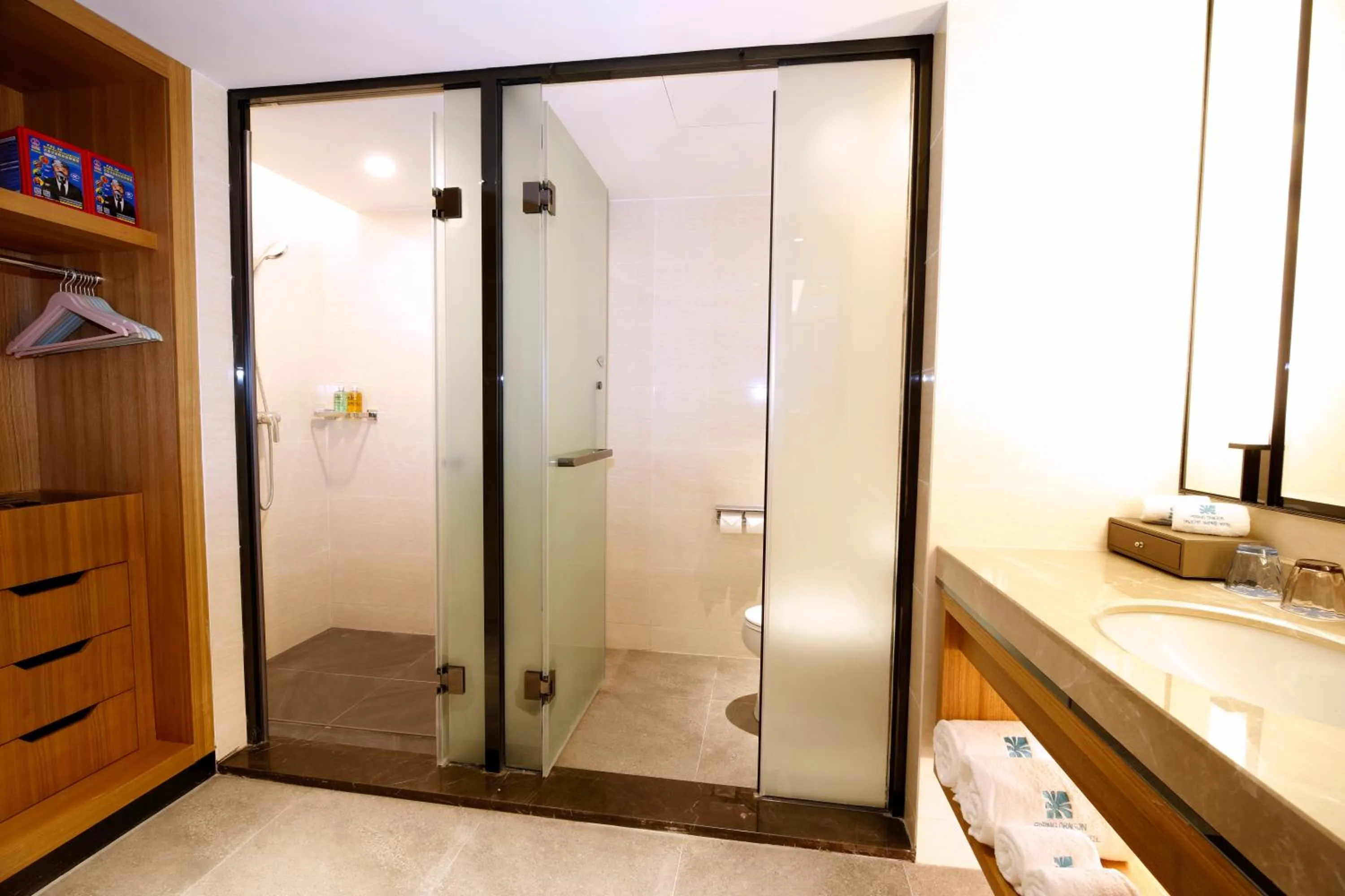 Toilet in Rising Dragon International Hotel