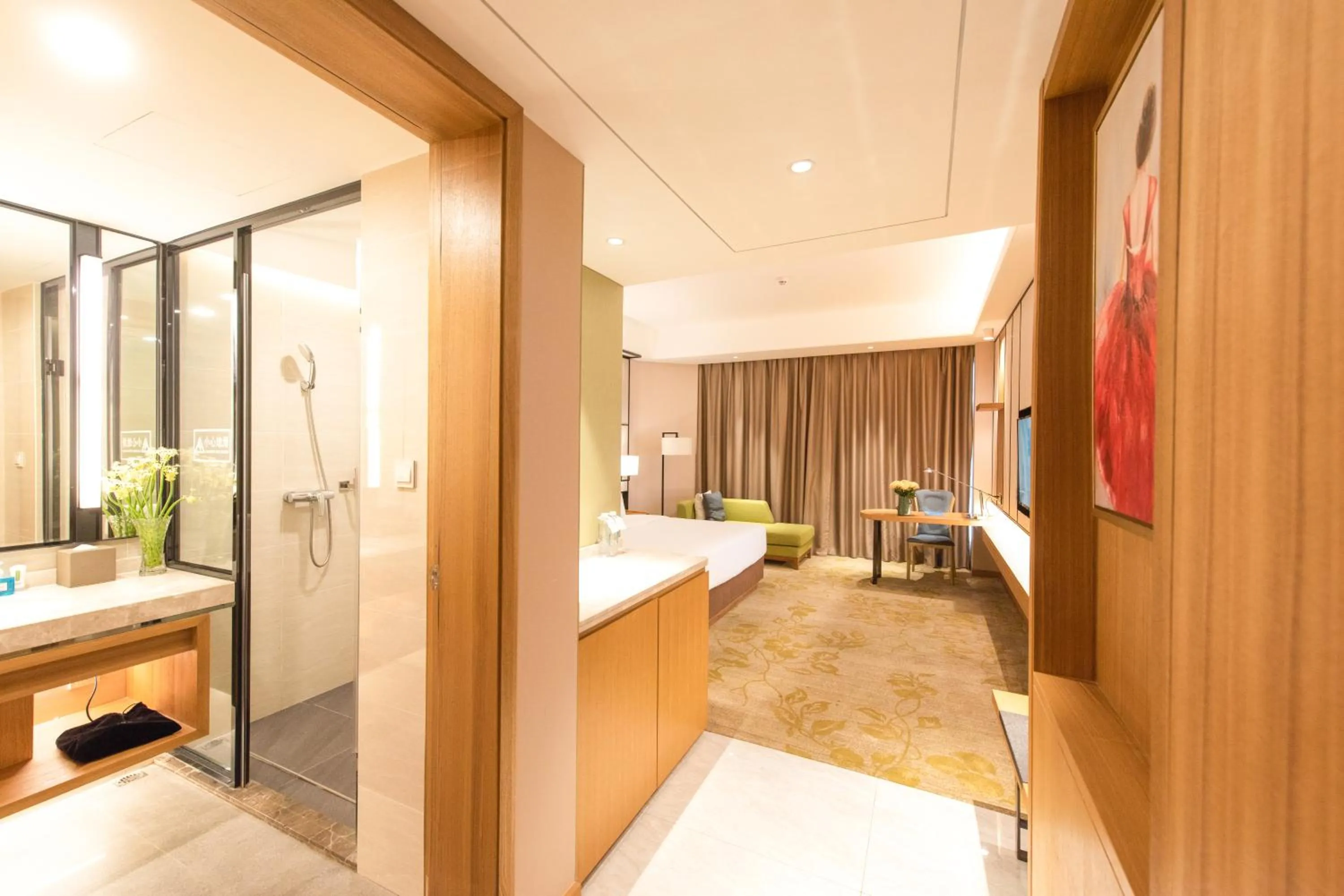 Photo of the whole room, Bed in Rising Dragon International Hotel