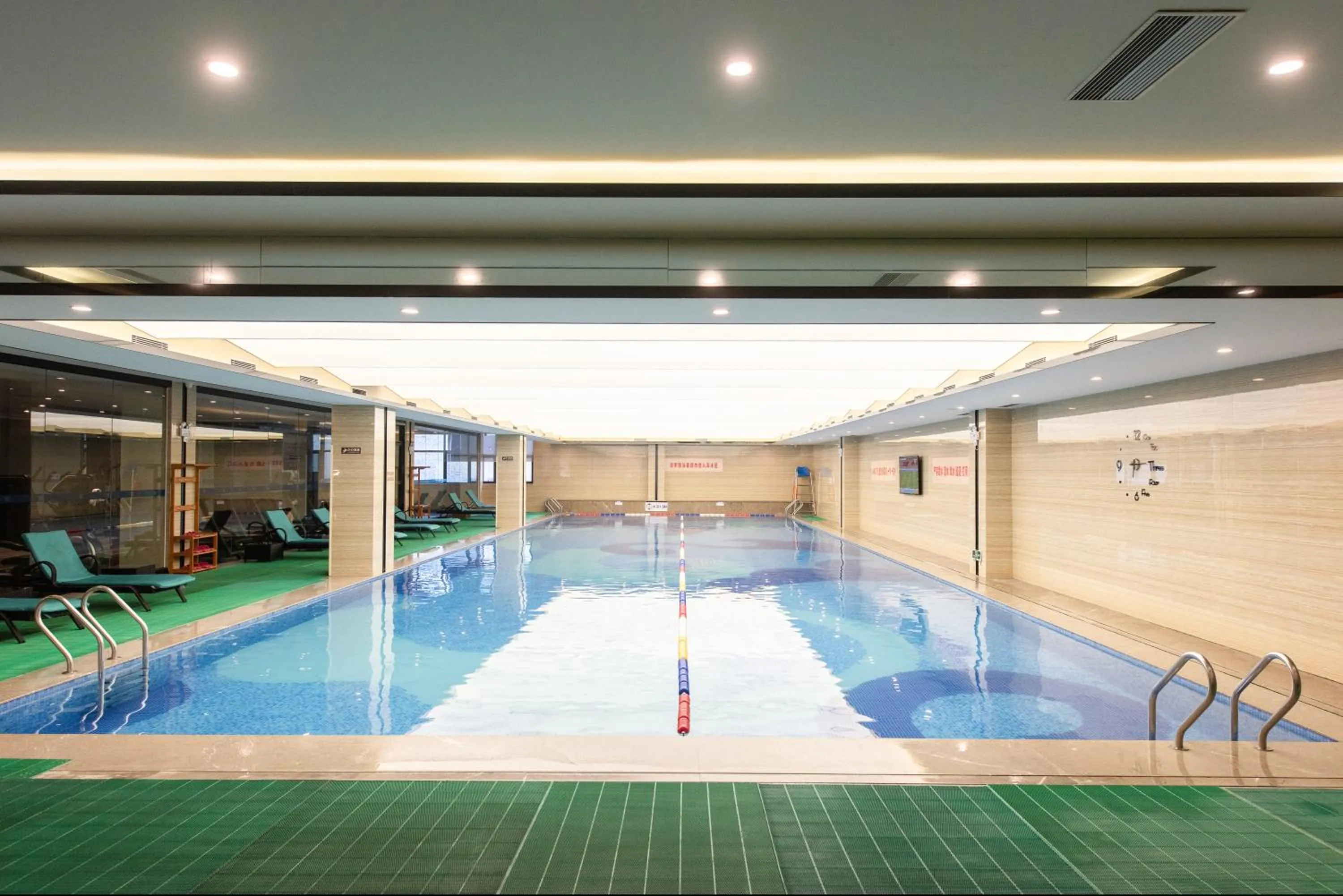 Swimming pool in Rising Dragon International Hotel