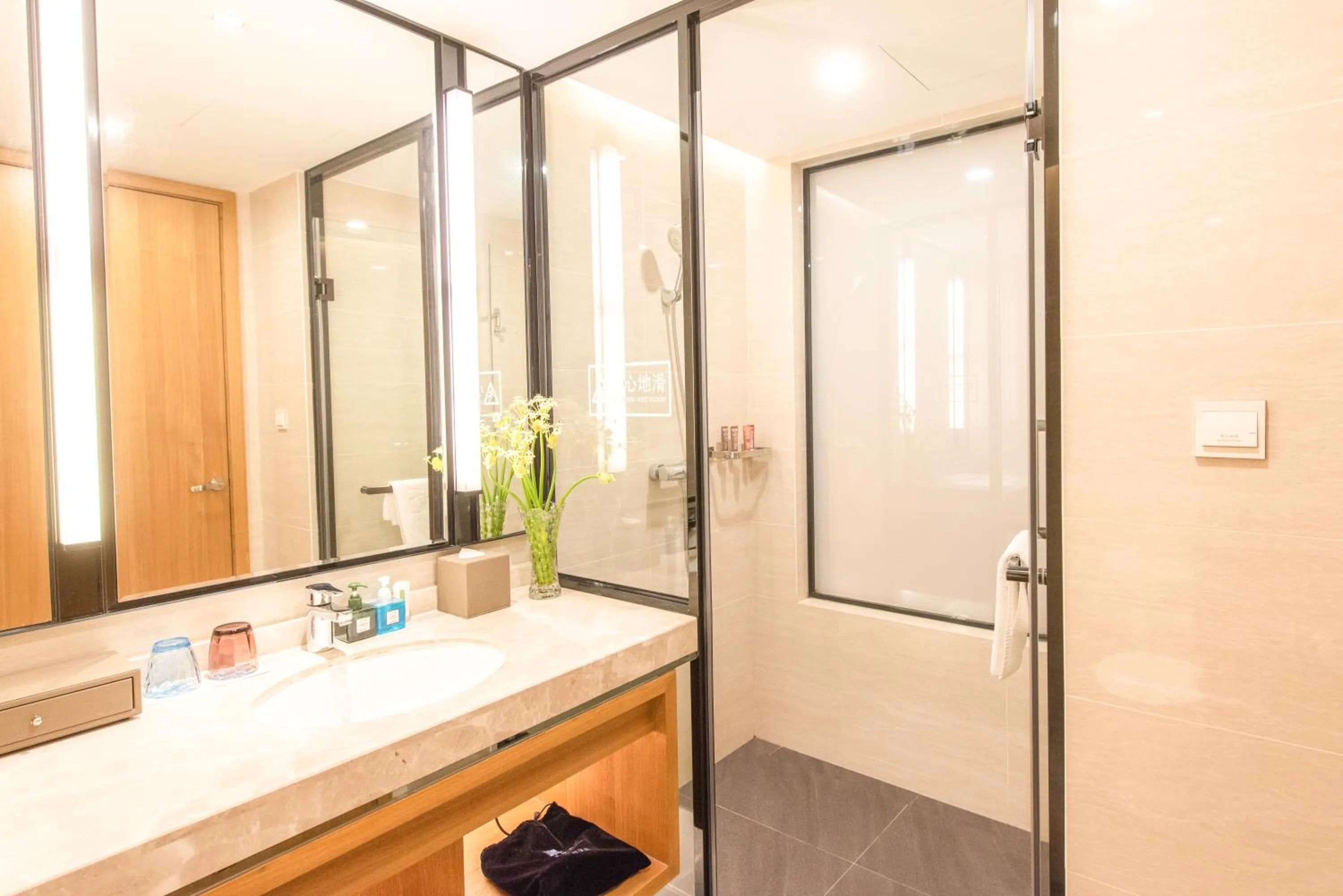 Bathroom in Rising Dragon International Hotel