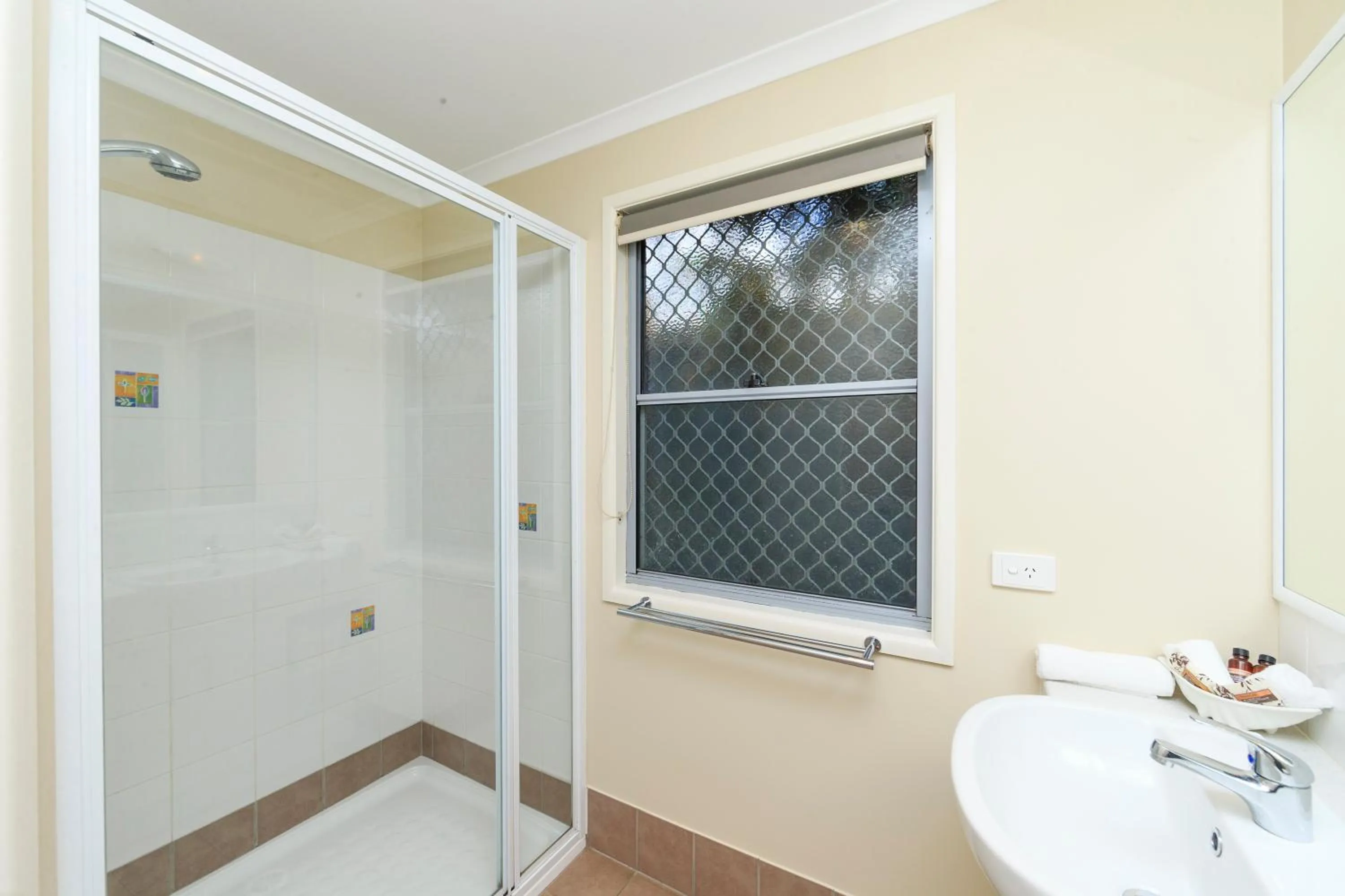 Shower in Reflections Massy Greene - Holiday Park