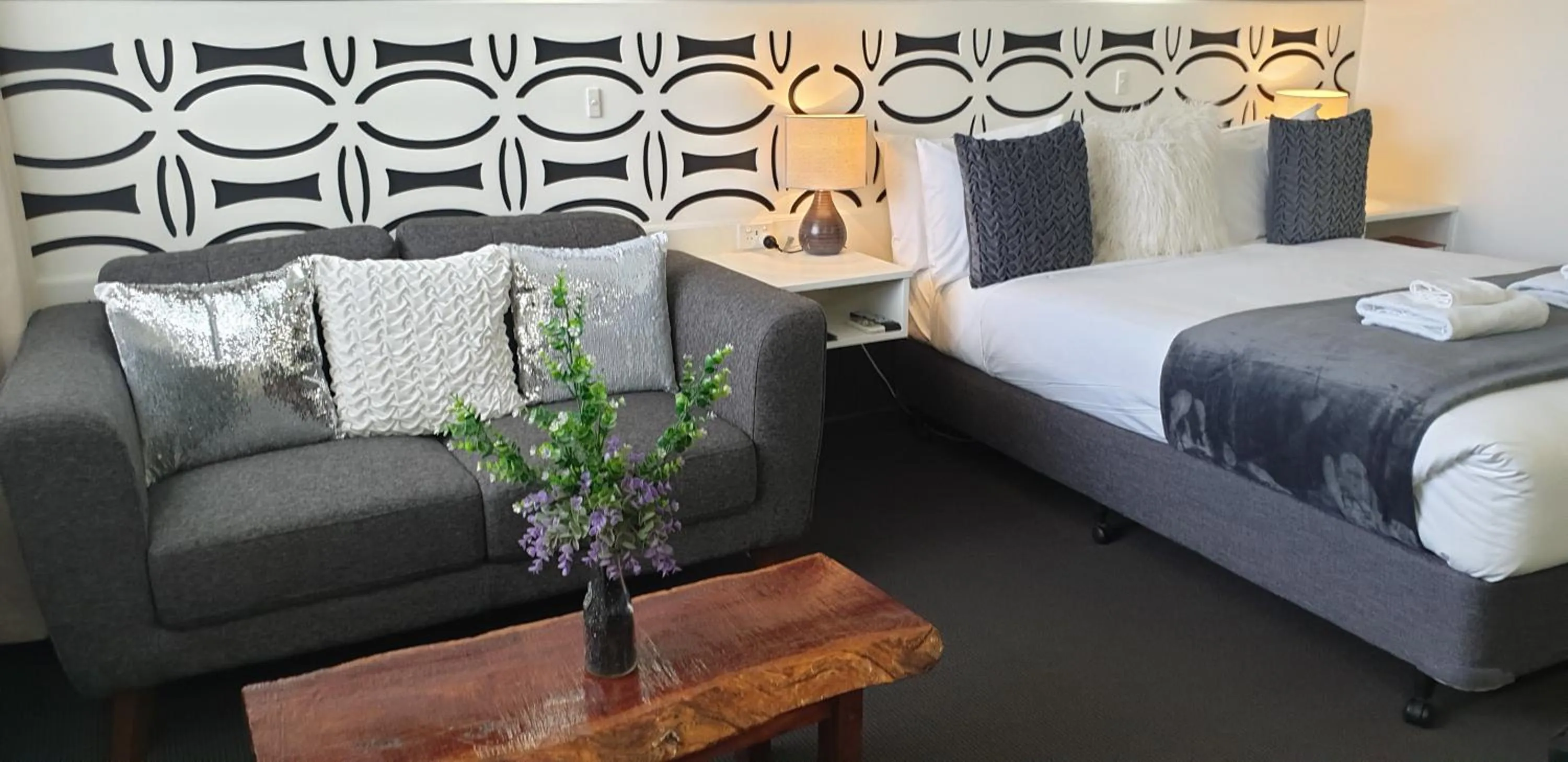 Photo of the whole room, Bed in Sandpipers @ Millicent