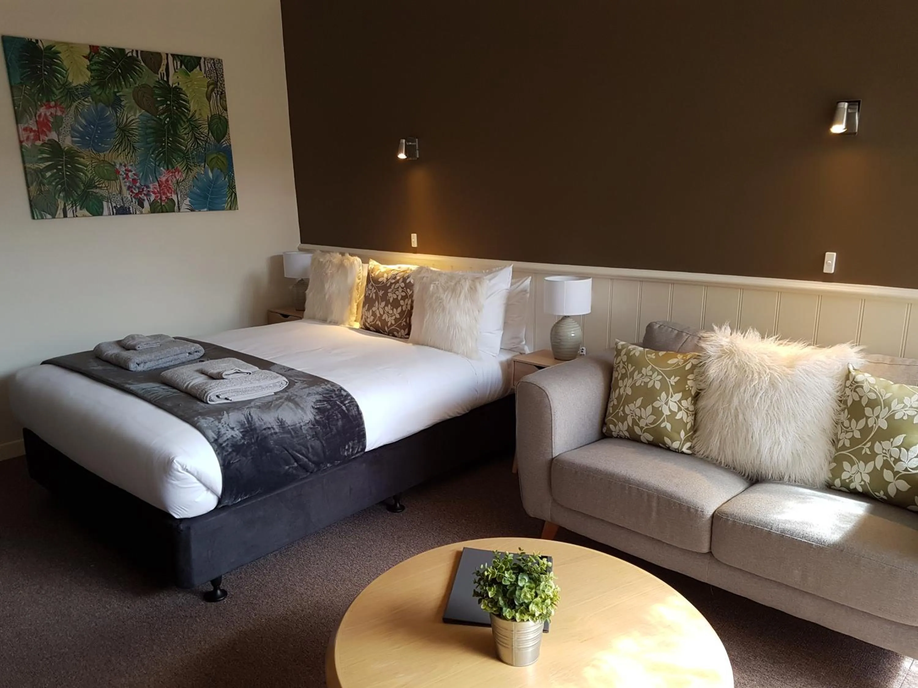 Photo of the whole room, Bed in Sandpipers @ Millicent