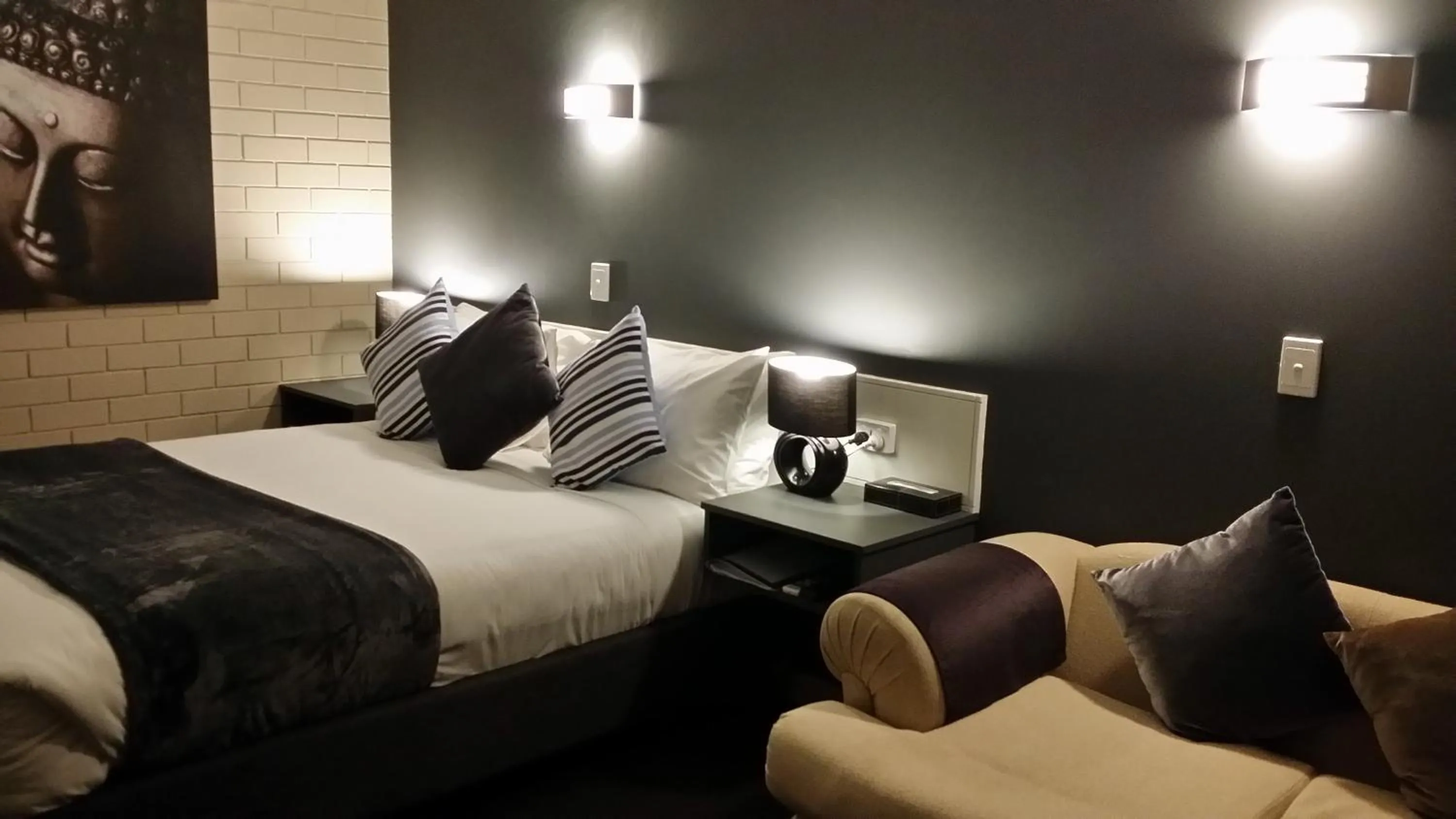 Photo of the whole room, Bed in Sandpipers @ Millicent