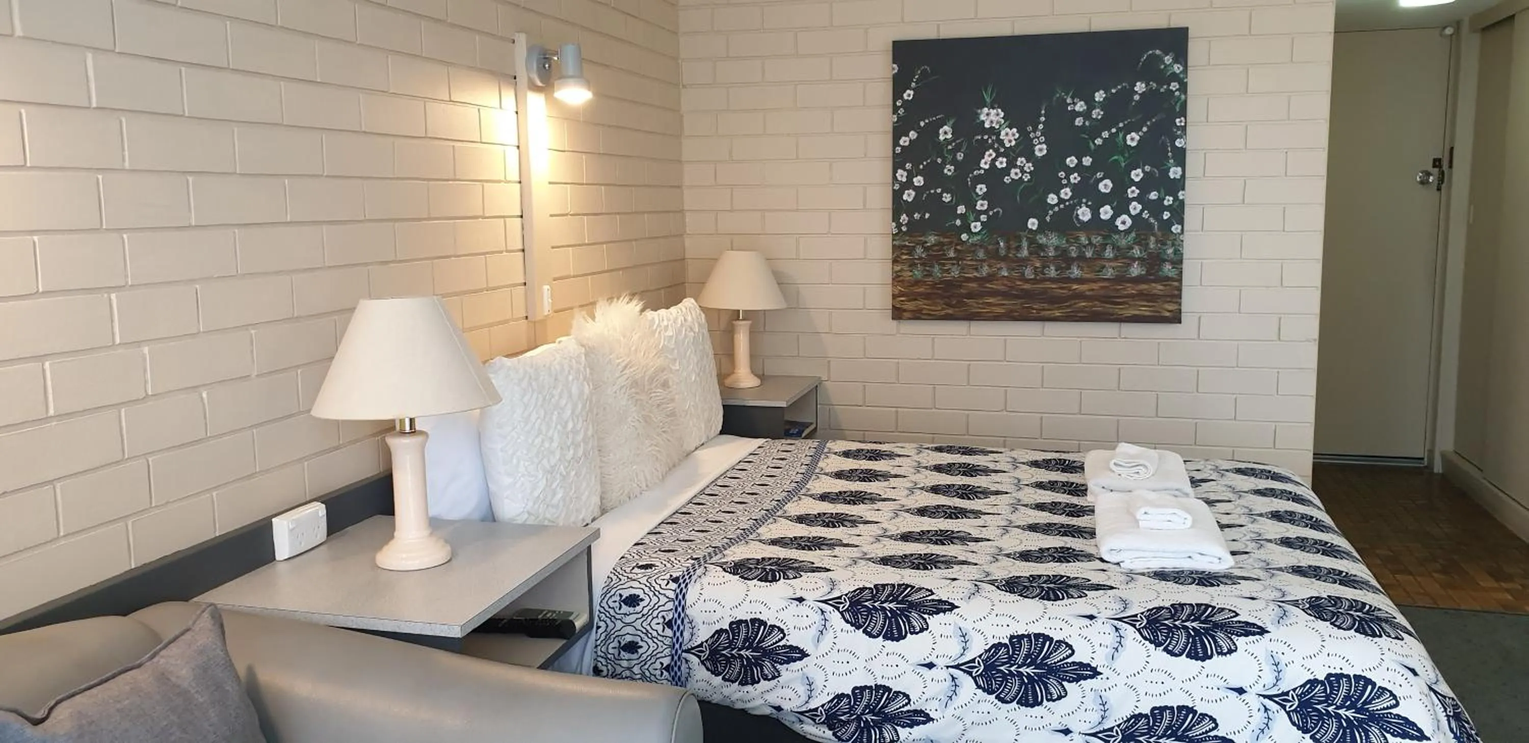 Photo of the whole room, Bed in Sandpipers @ Millicent