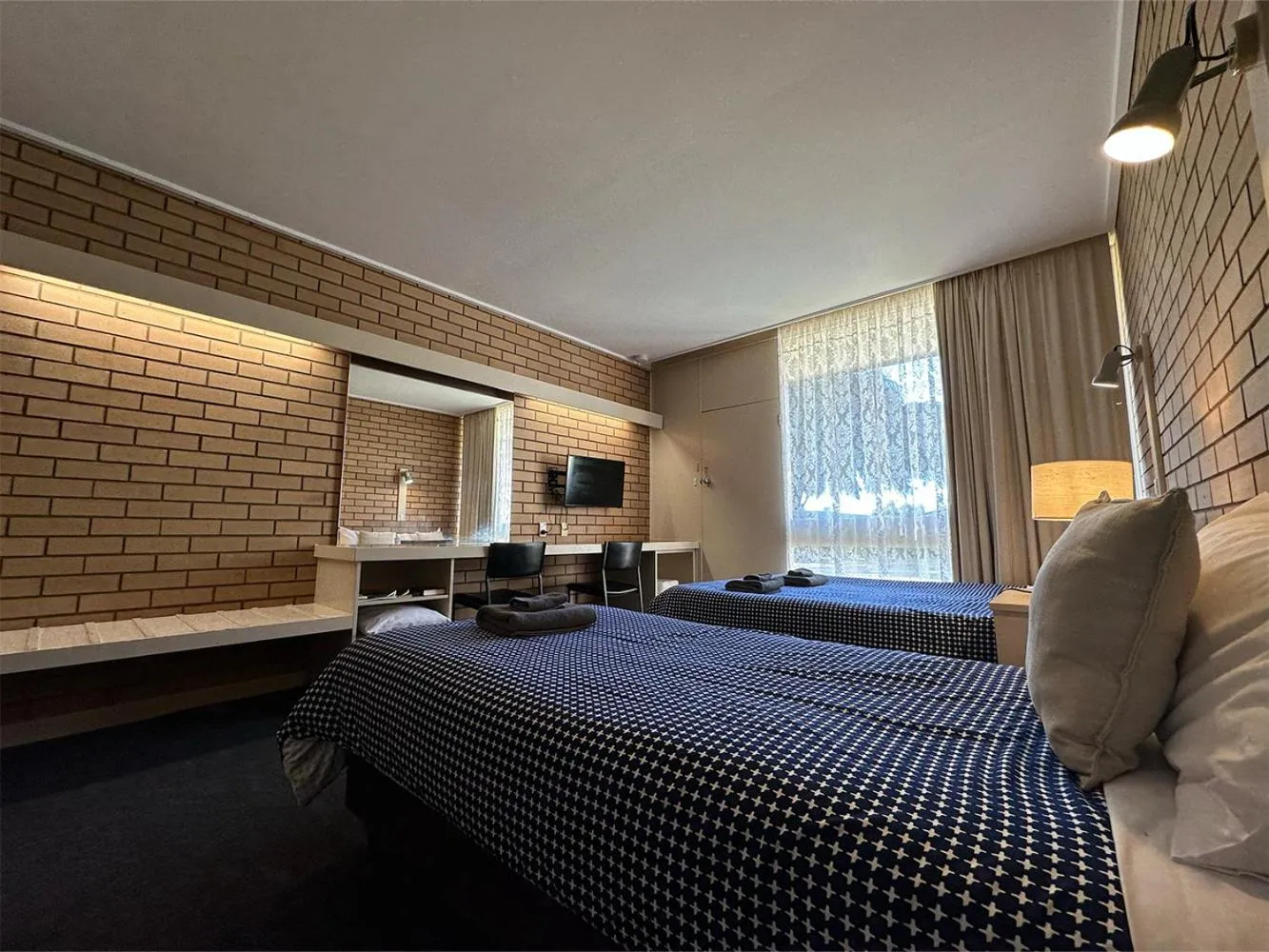 Communal lounge/ TV room, Bed in Sandpipers @ Millicent