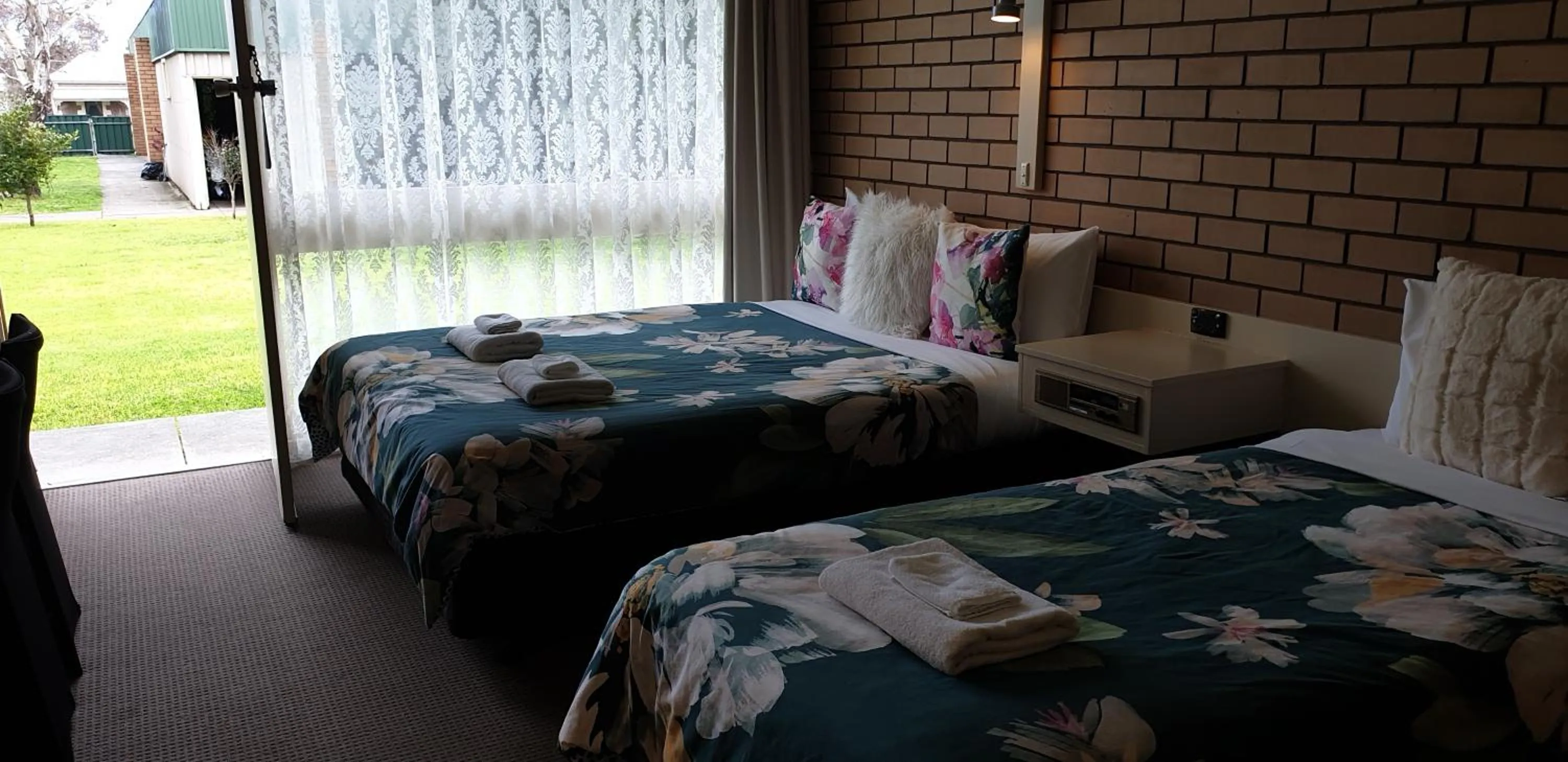 Photo of the whole room, Bed in Sandpipers @ Millicent