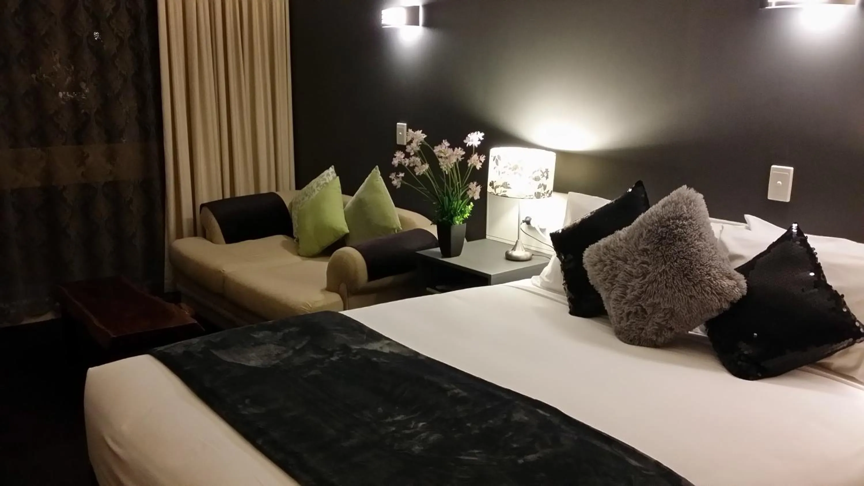 Photo of the whole room, Bed in Sandpipers @ Millicent