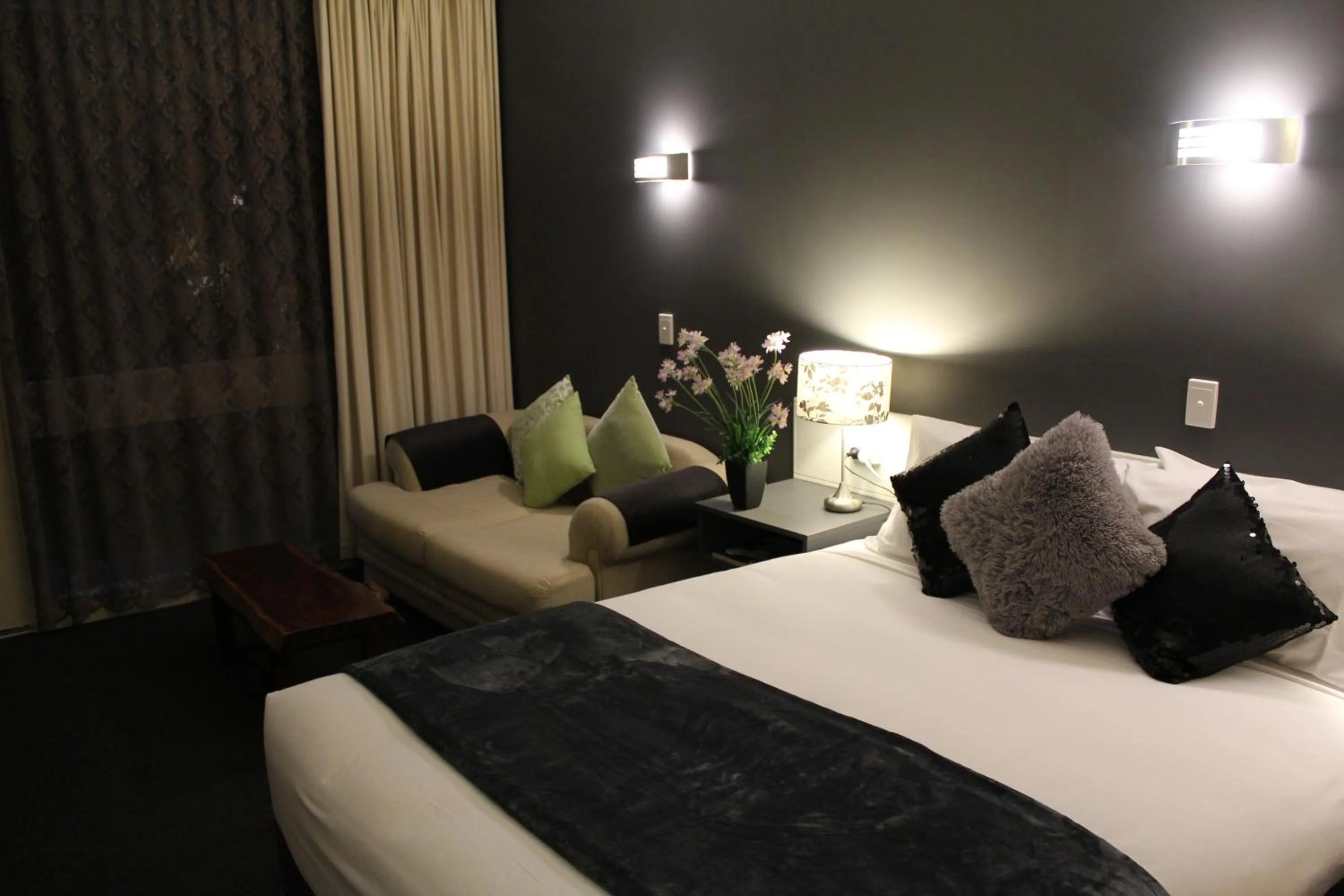 Photo of the whole room, Bed in Sandpipers @ Millicent