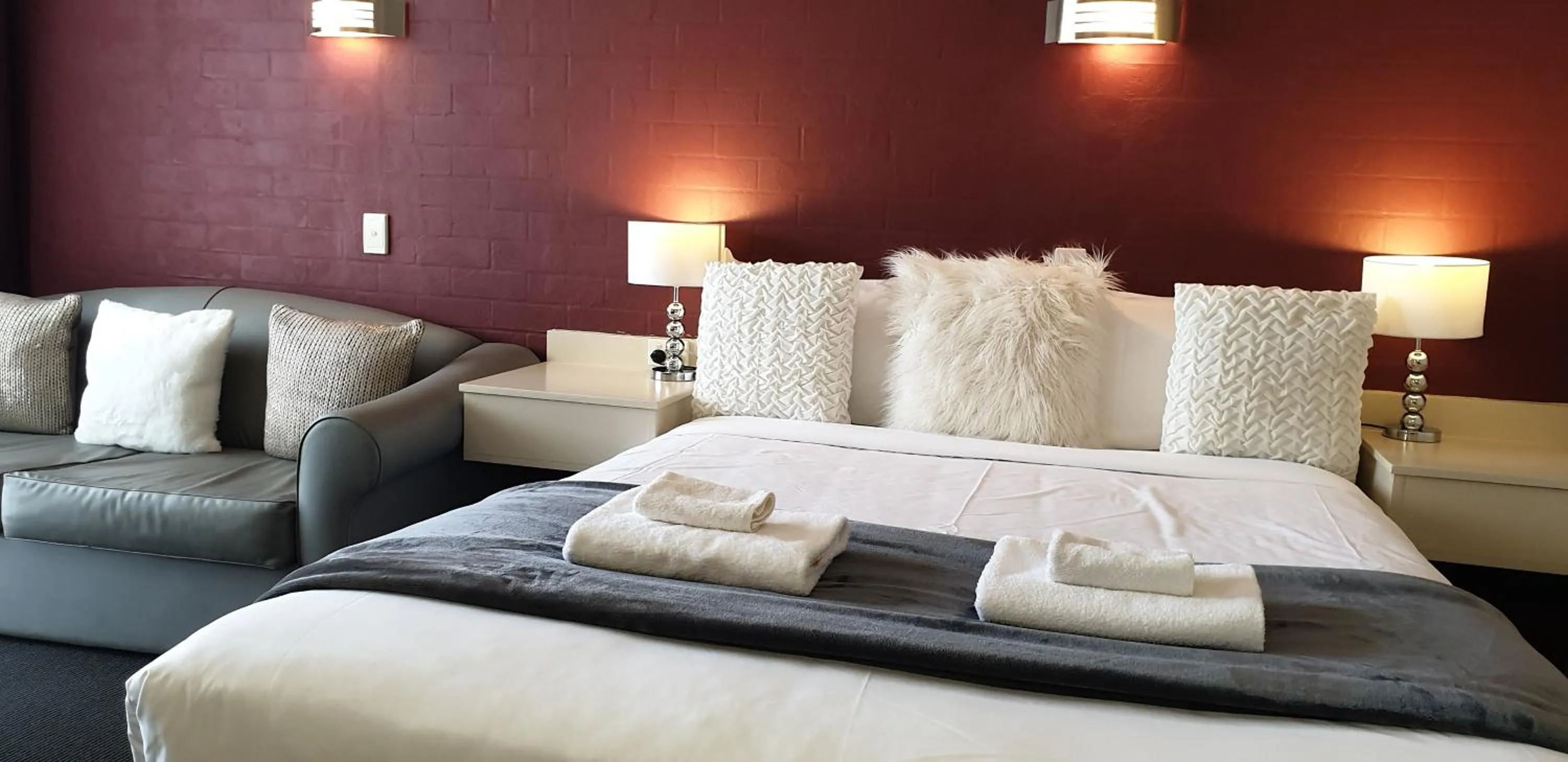 Photo of the whole room, Bed in Sandpipers @ Millicent